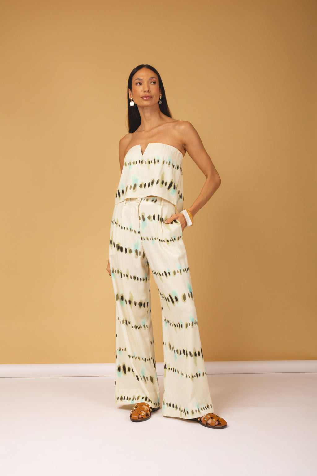 Conjunto Pantalona Estampado com Top Tomara que Caia