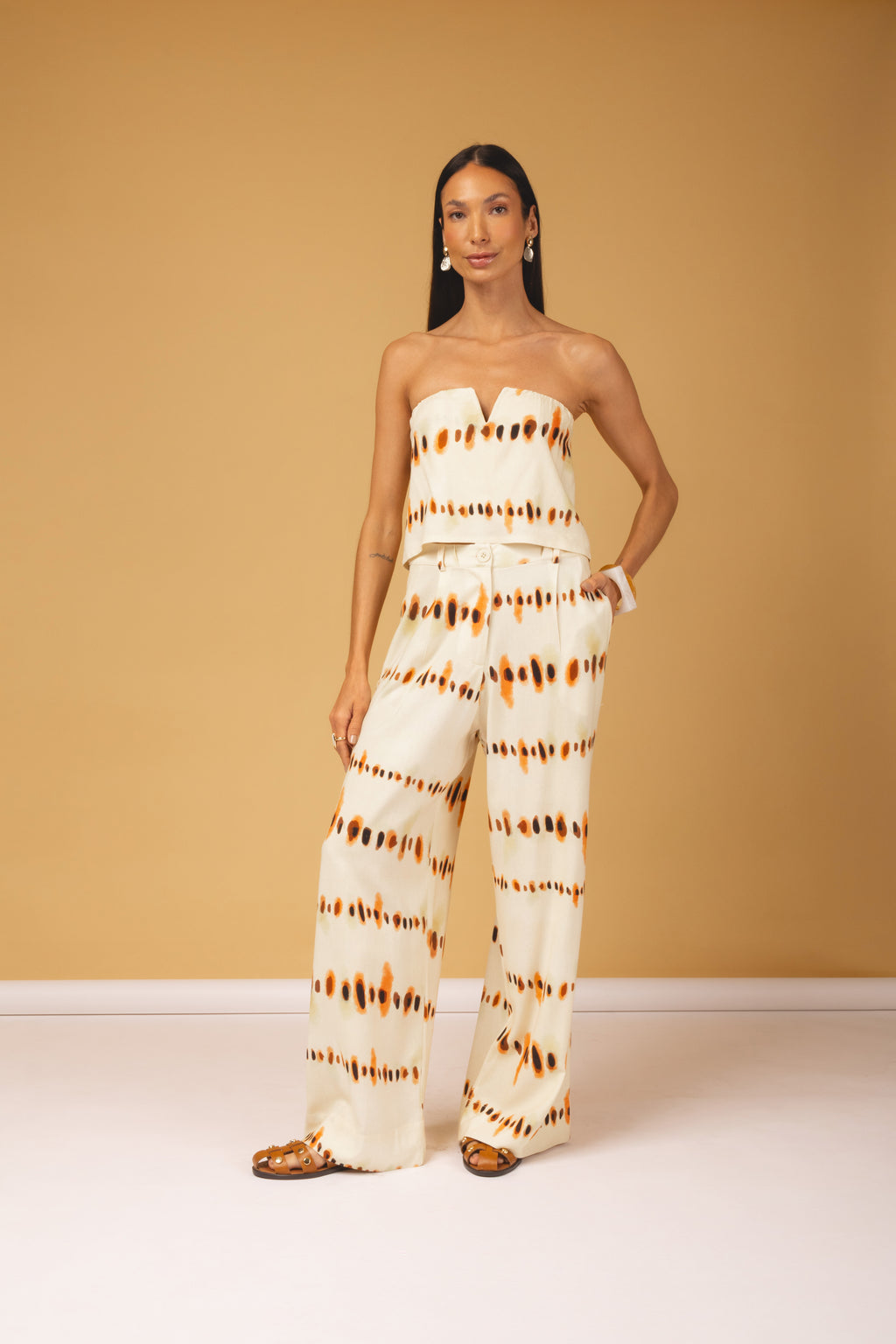 Conjunto Pantalona Estampado com Top Tomara que Caia