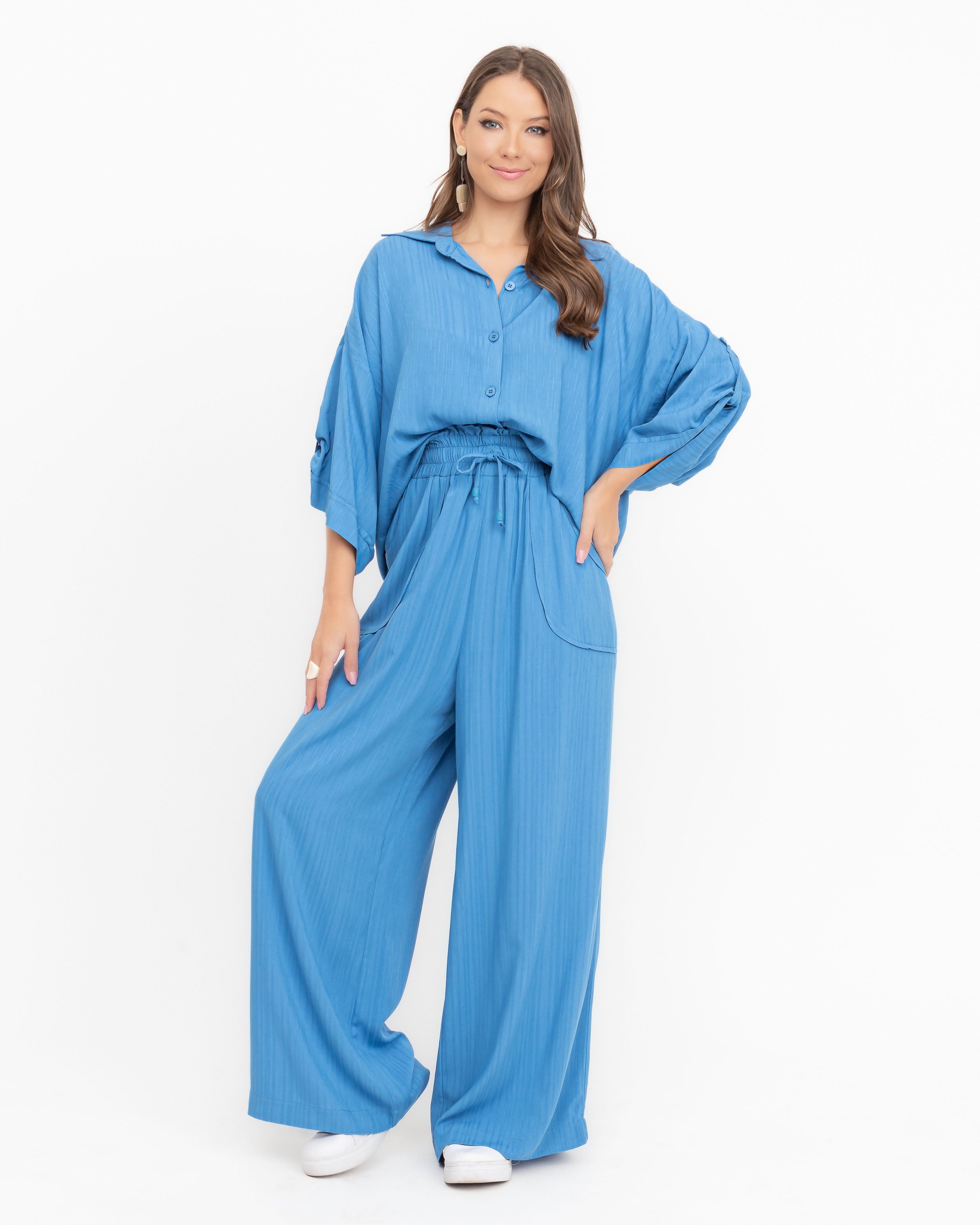 Calça pantalona em viscose maquinetada azul