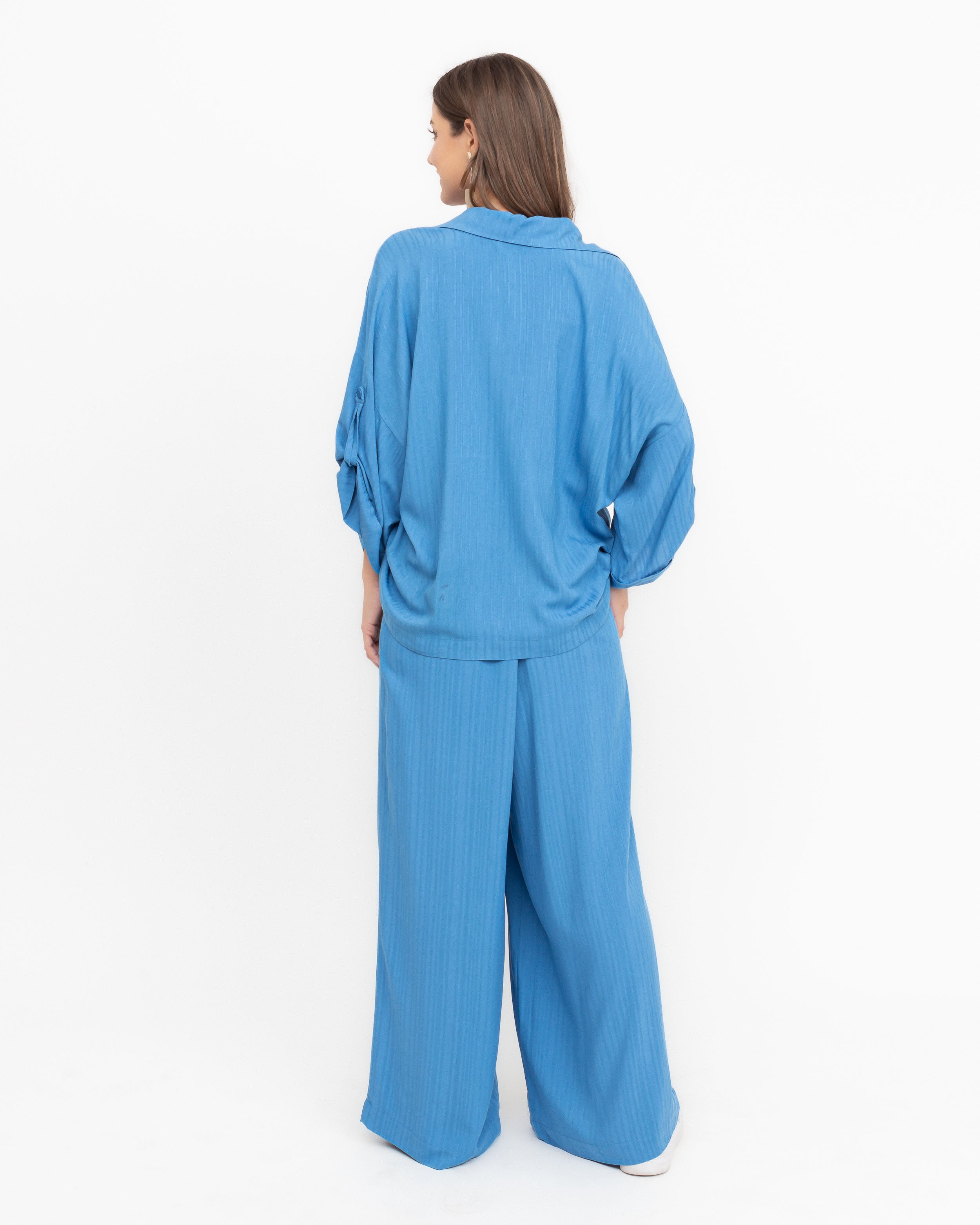 Calça pantalona em viscose maquinetada azul