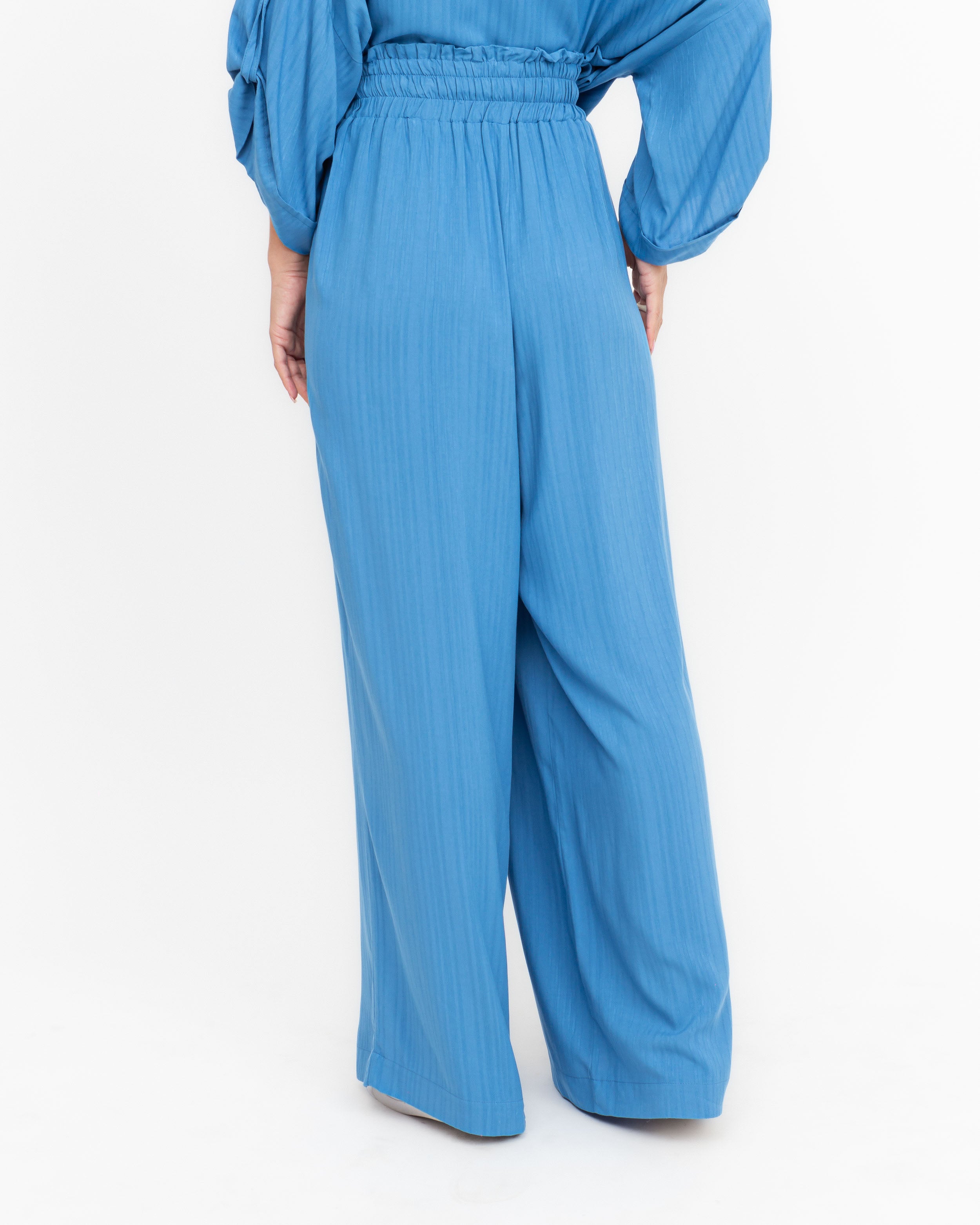 Calça pantalona em viscose maquinetada azul