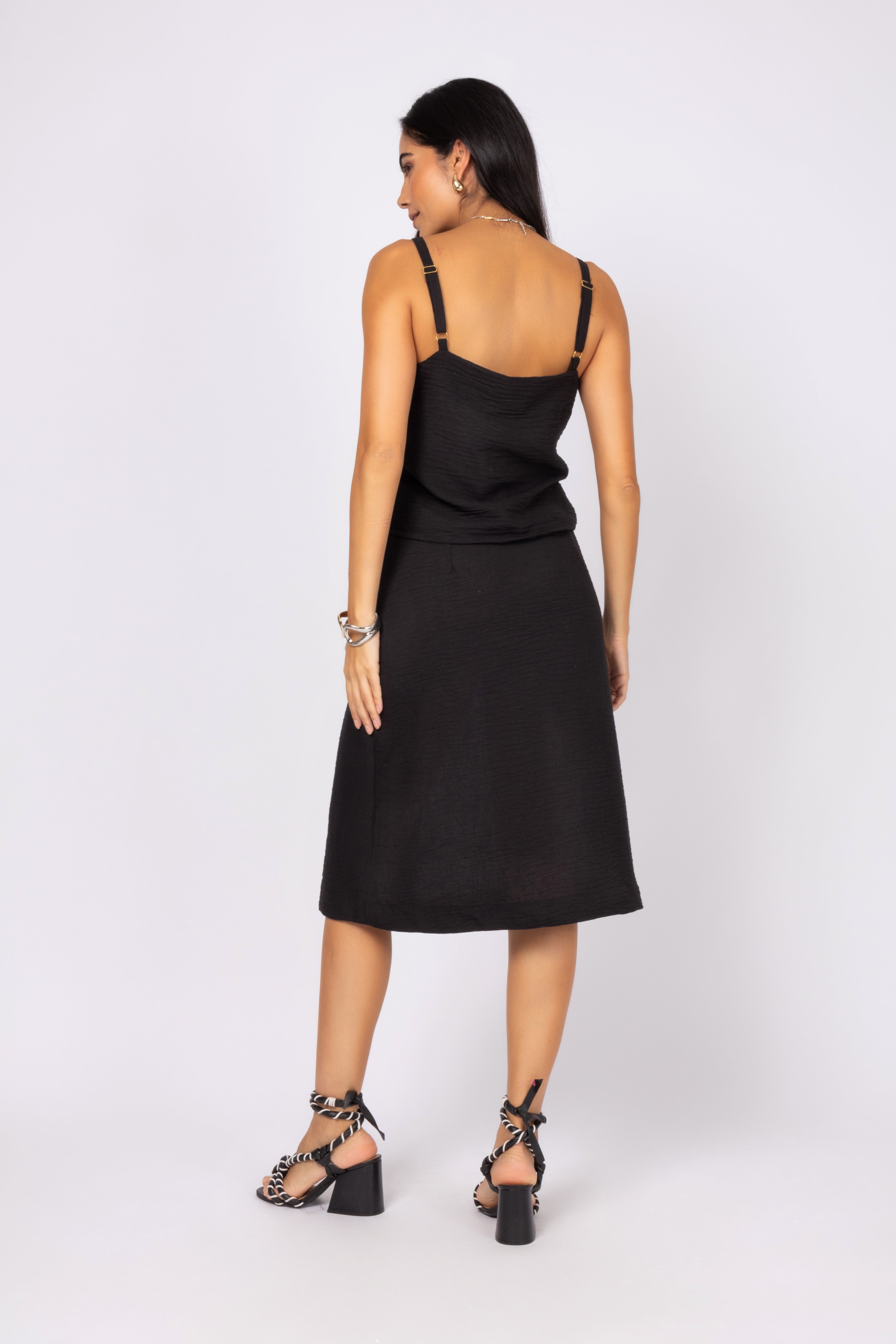Conjunto de blusa com saia midi