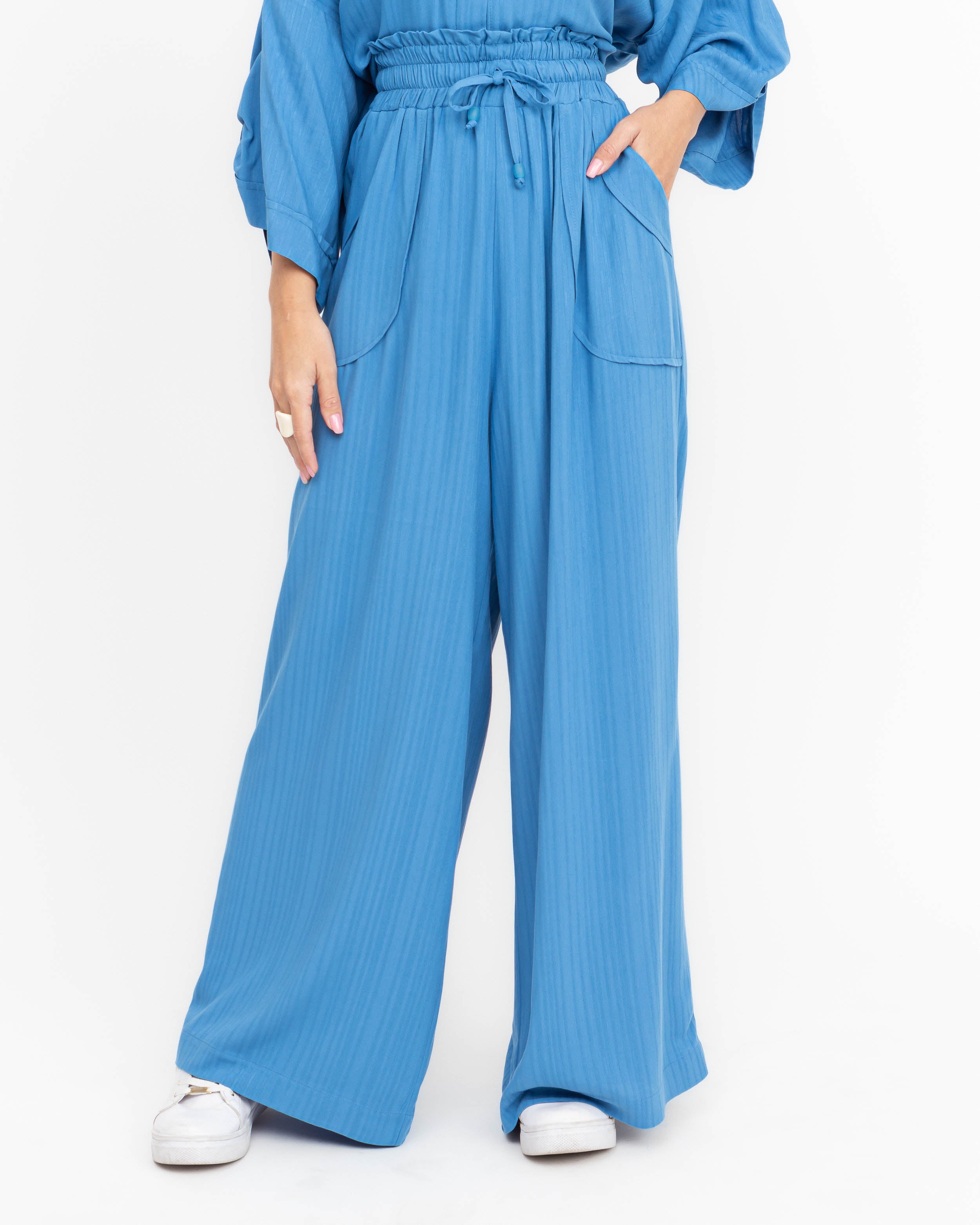Calça pantalona em viscose maquinetada azul