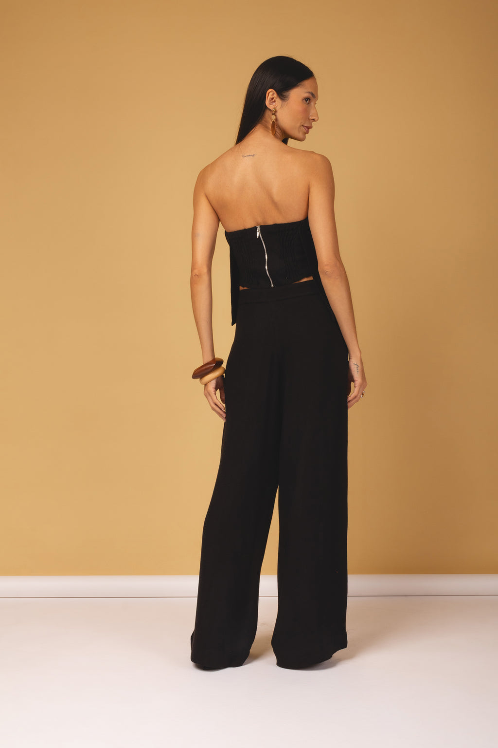 Conjunto top strapless e calça pantalona