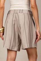 Conjunto listrado com blazer e short