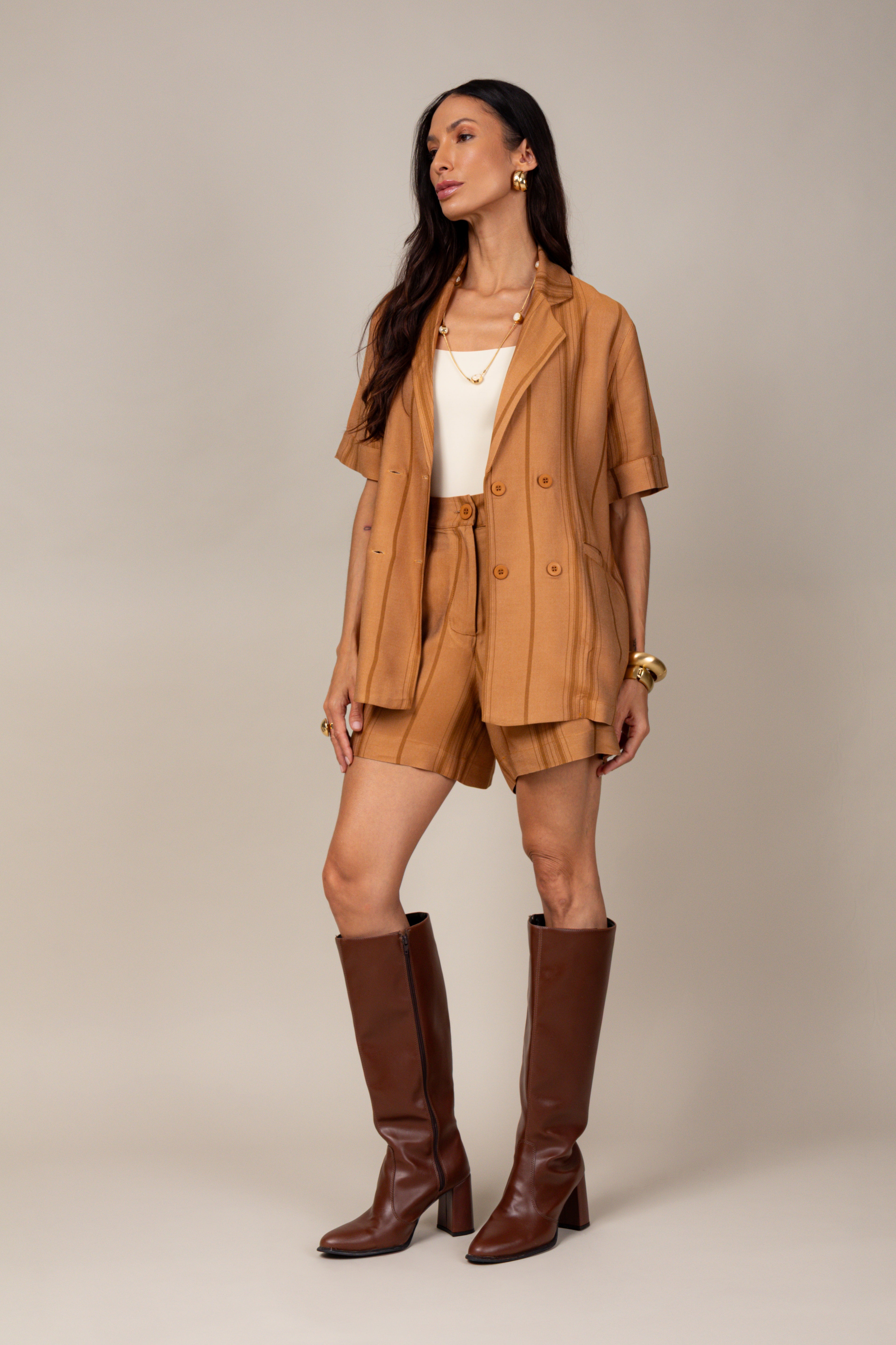 Conjunto listrado com blazer e short