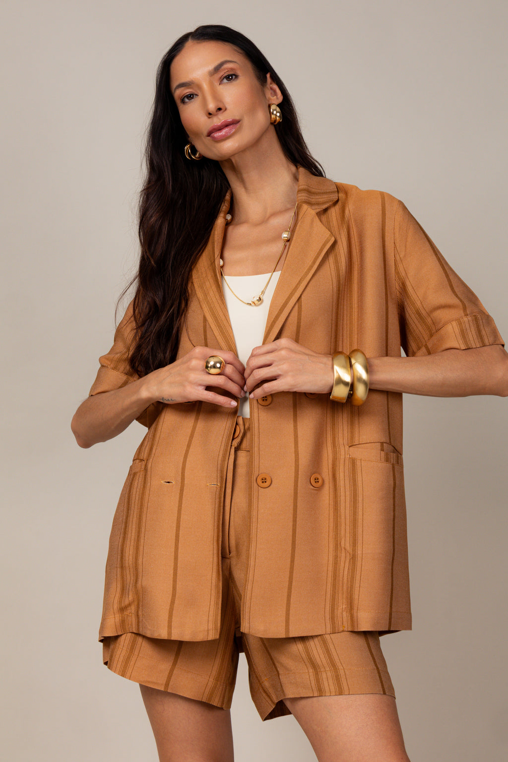 Conjunto listrado com blazer e short