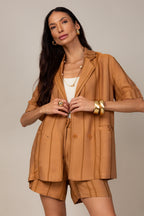 Conjunto listrado com blazer e short