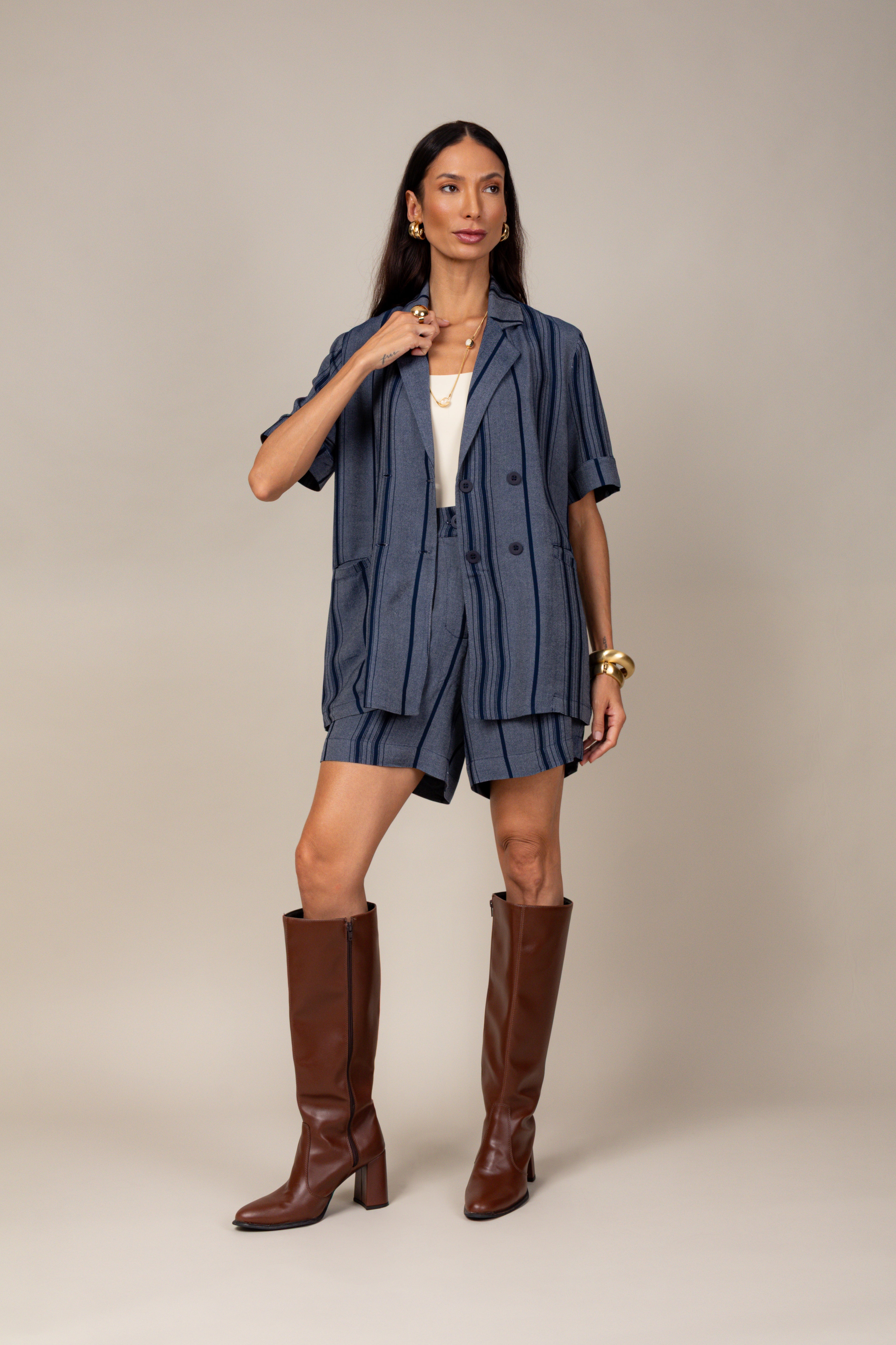 Conjunto listrado com blazer e short