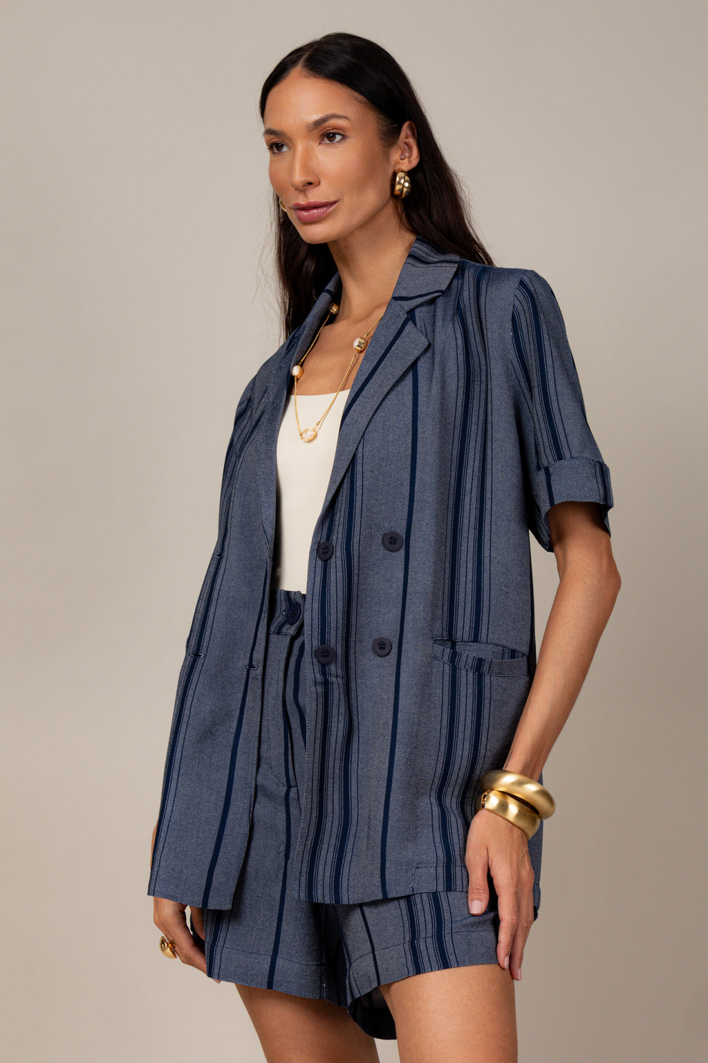 Conjunto listrado com blazer e short
