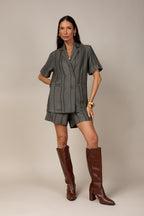 Conjunto listrado com blazer e short