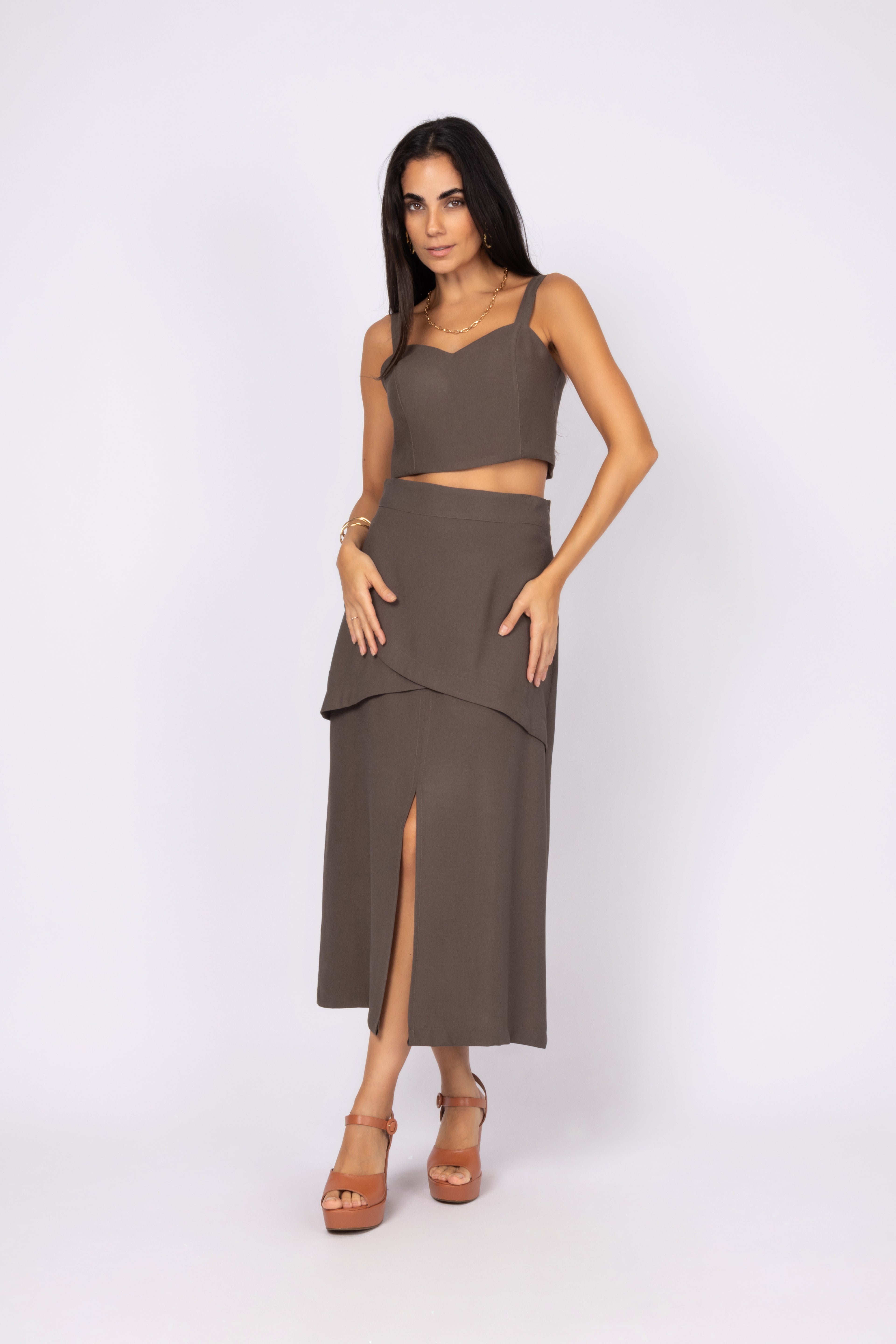 Conjunto de top e saia midi com fenda frontal