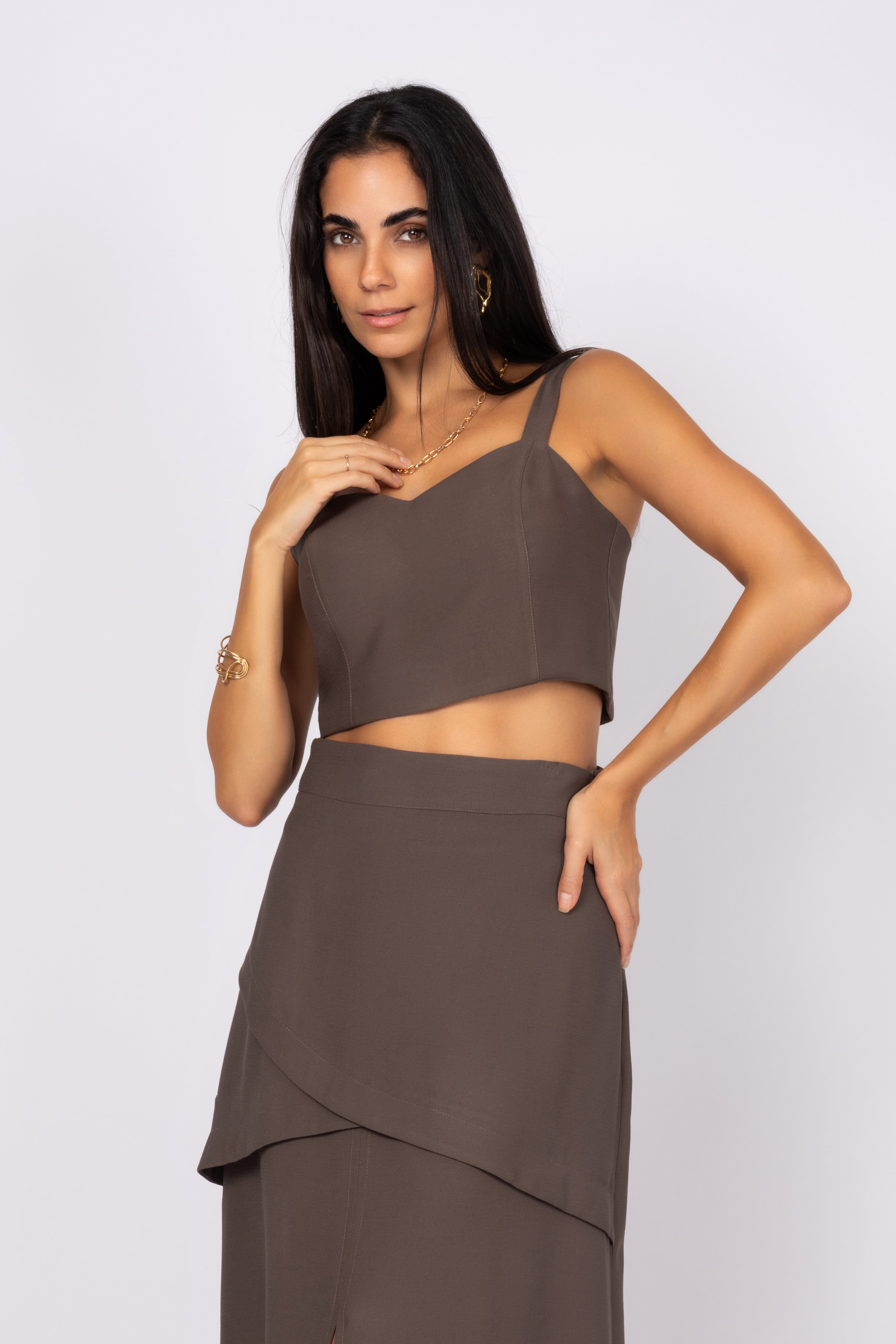 Conjunto de top e saia midi com fenda frontal