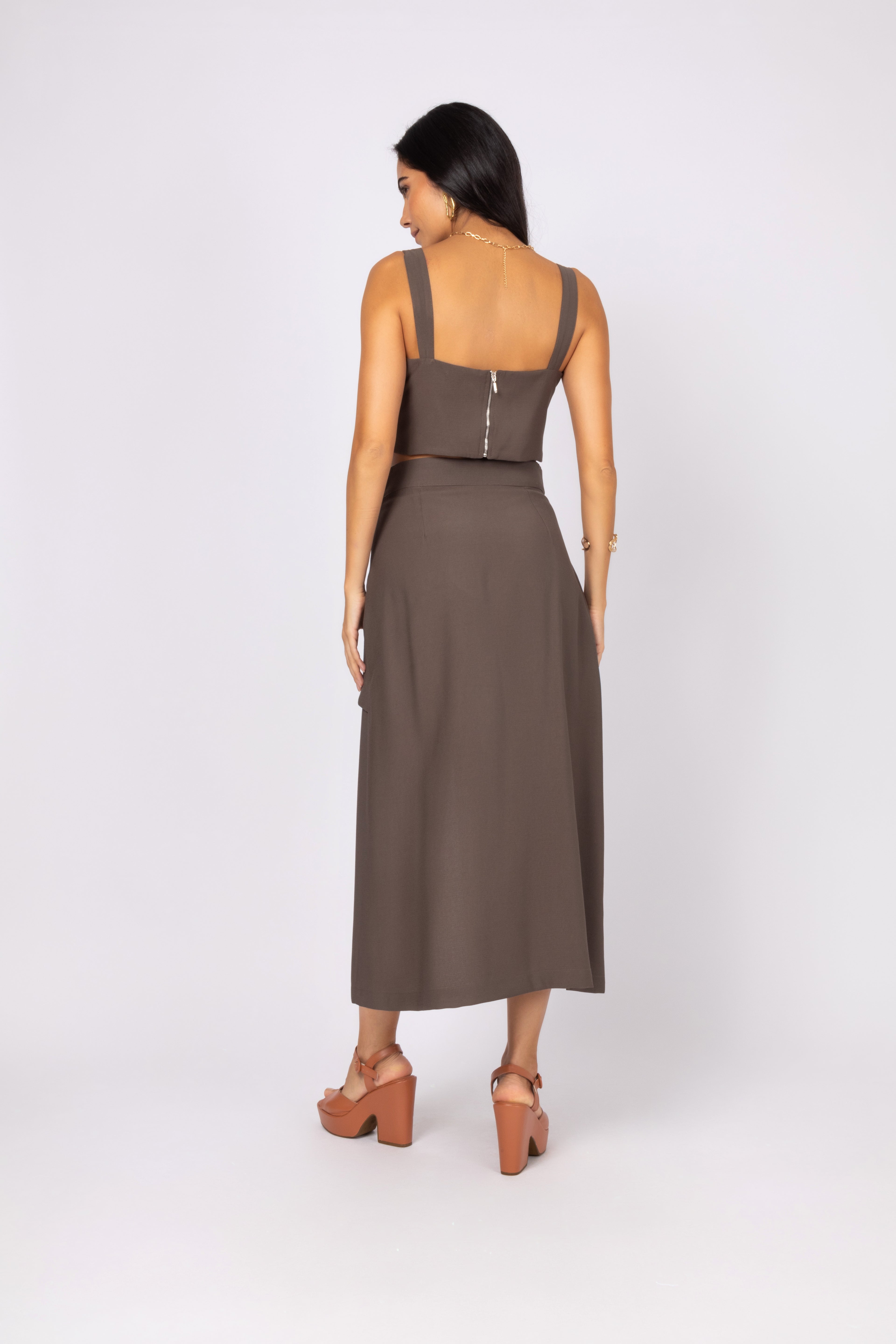 Conjunto de top e saia midi com fenda frontal
