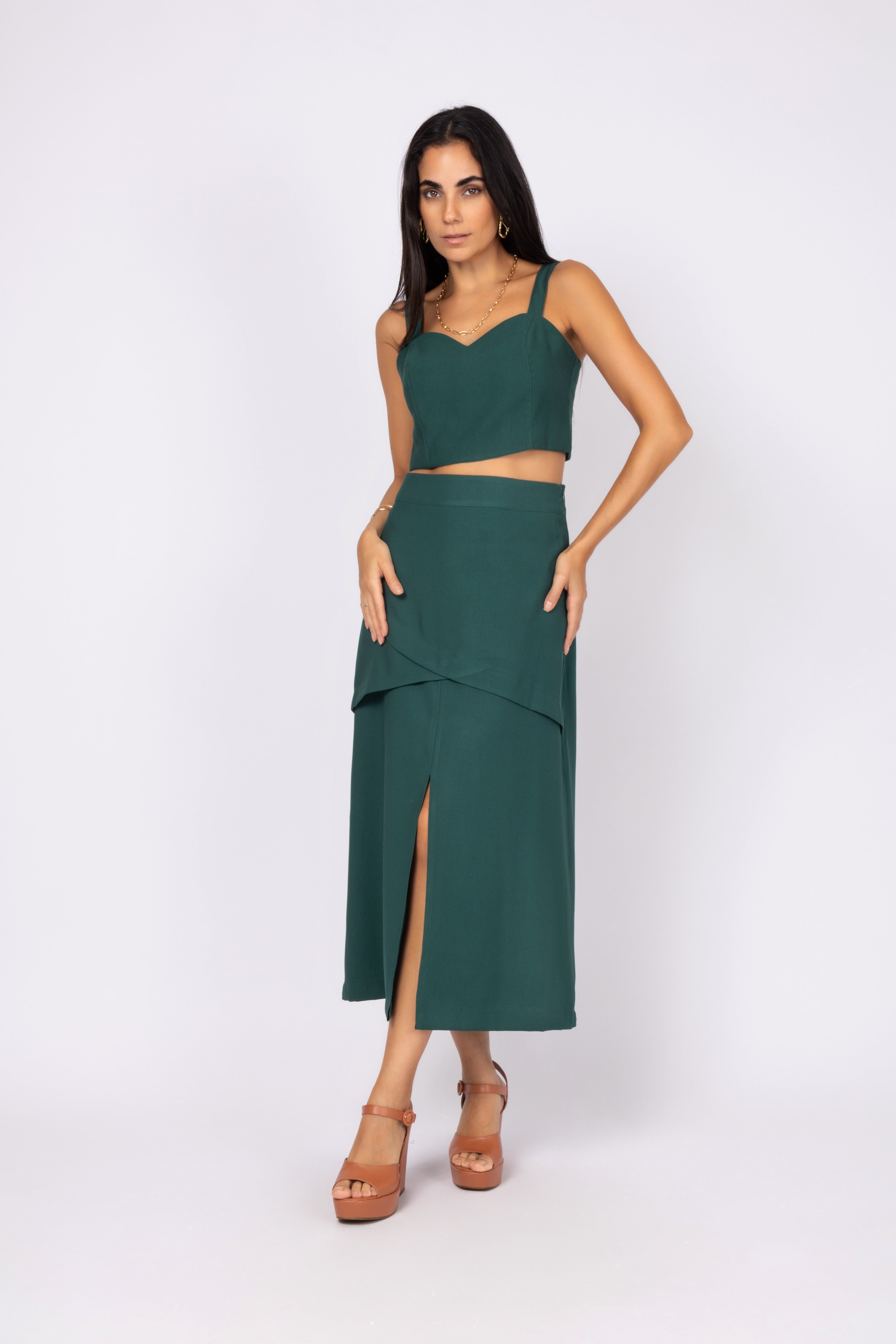 Conjunto de top e saia midi com fenda frontal