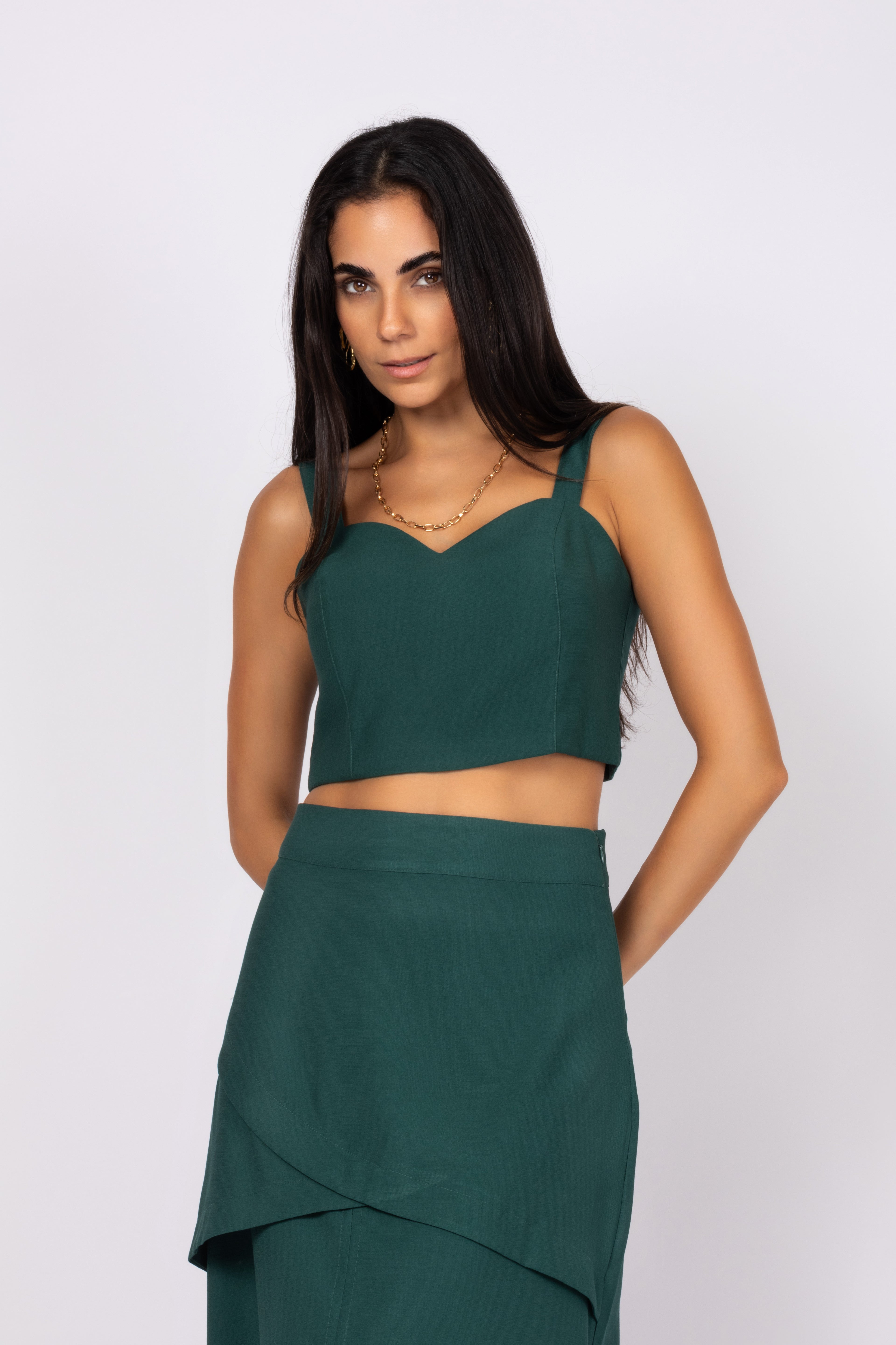Conjunto de top e saia midi com fenda frontal
