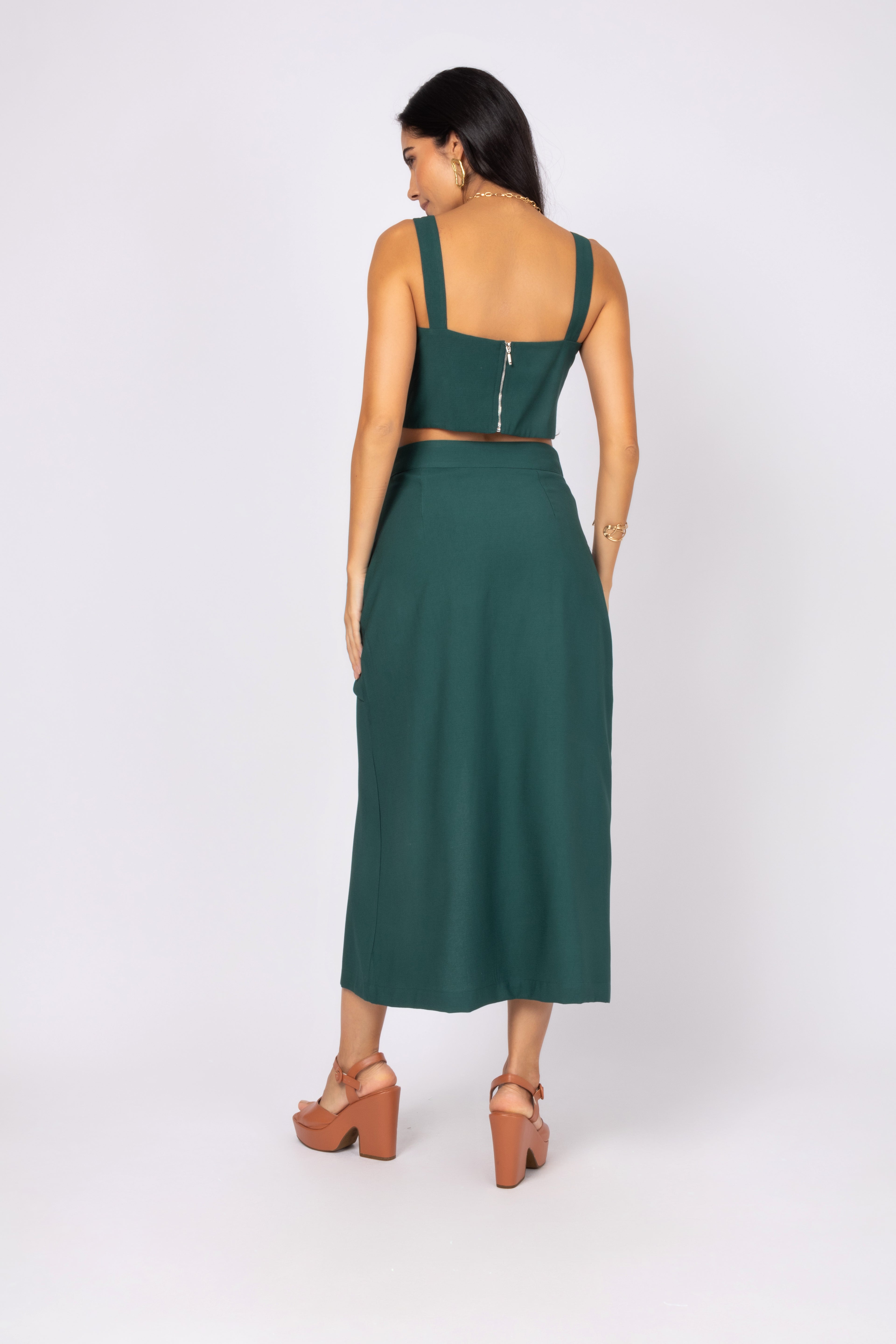 Conjunto de top e saia midi com fenda frontal