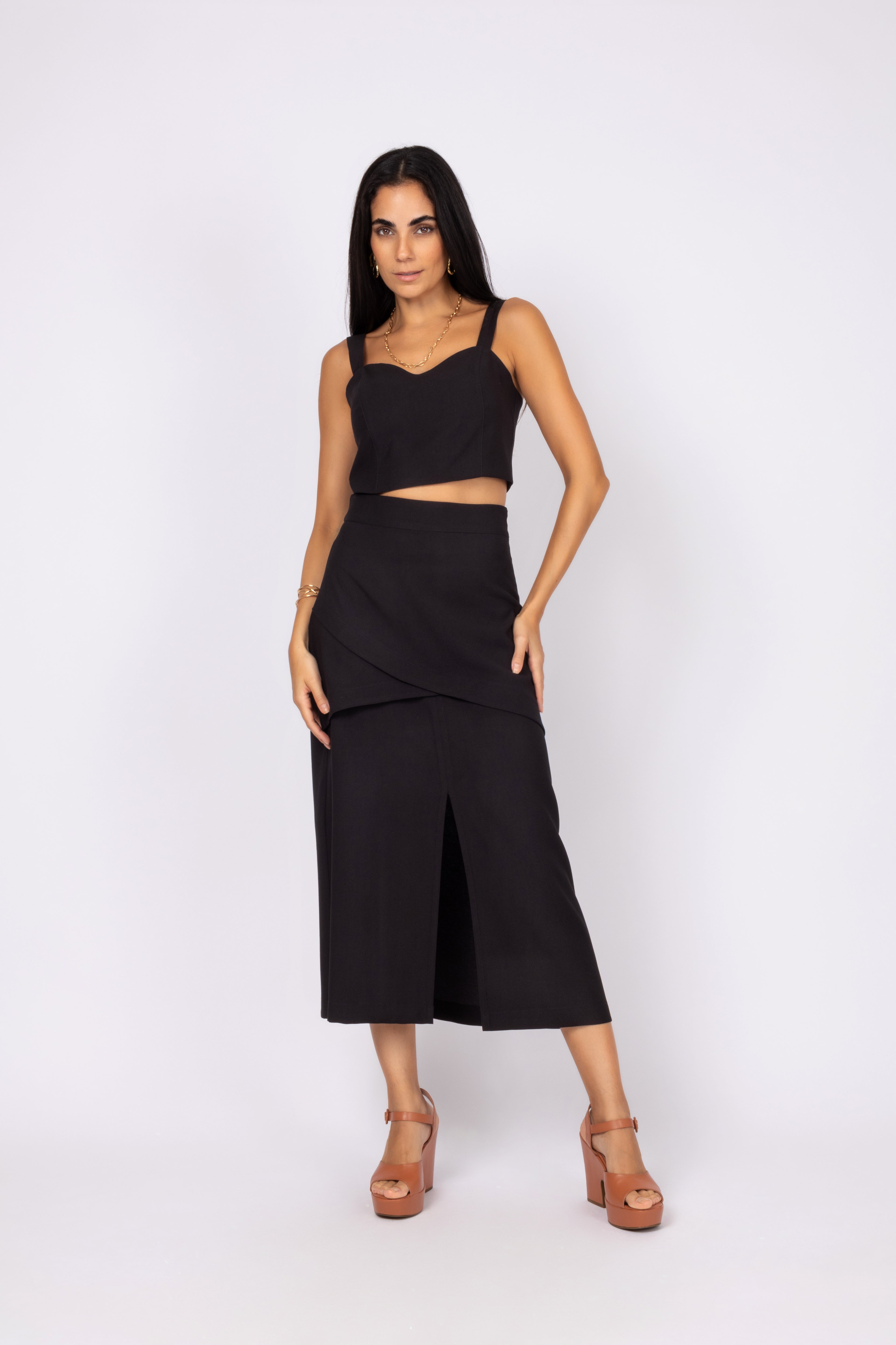 Conjunto de top e saia midi com fenda frontal