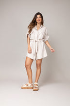 Macaquinho com cinto faixa e bolsos frontais