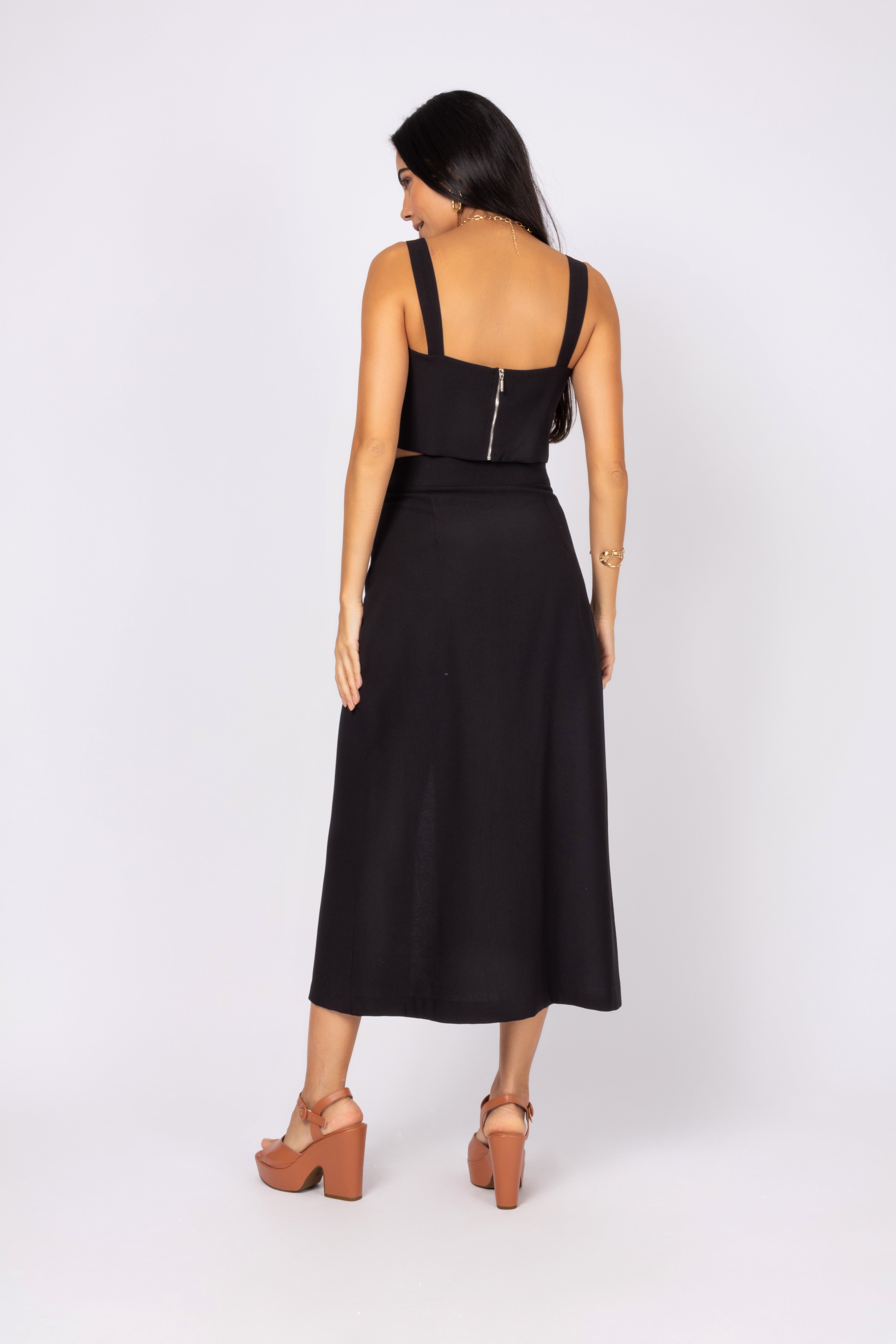 Conjunto de top e saia midi com fenda frontal