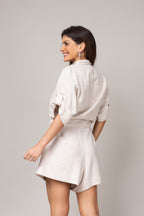 Macaquinho com cinto faixa e bolsos frontais