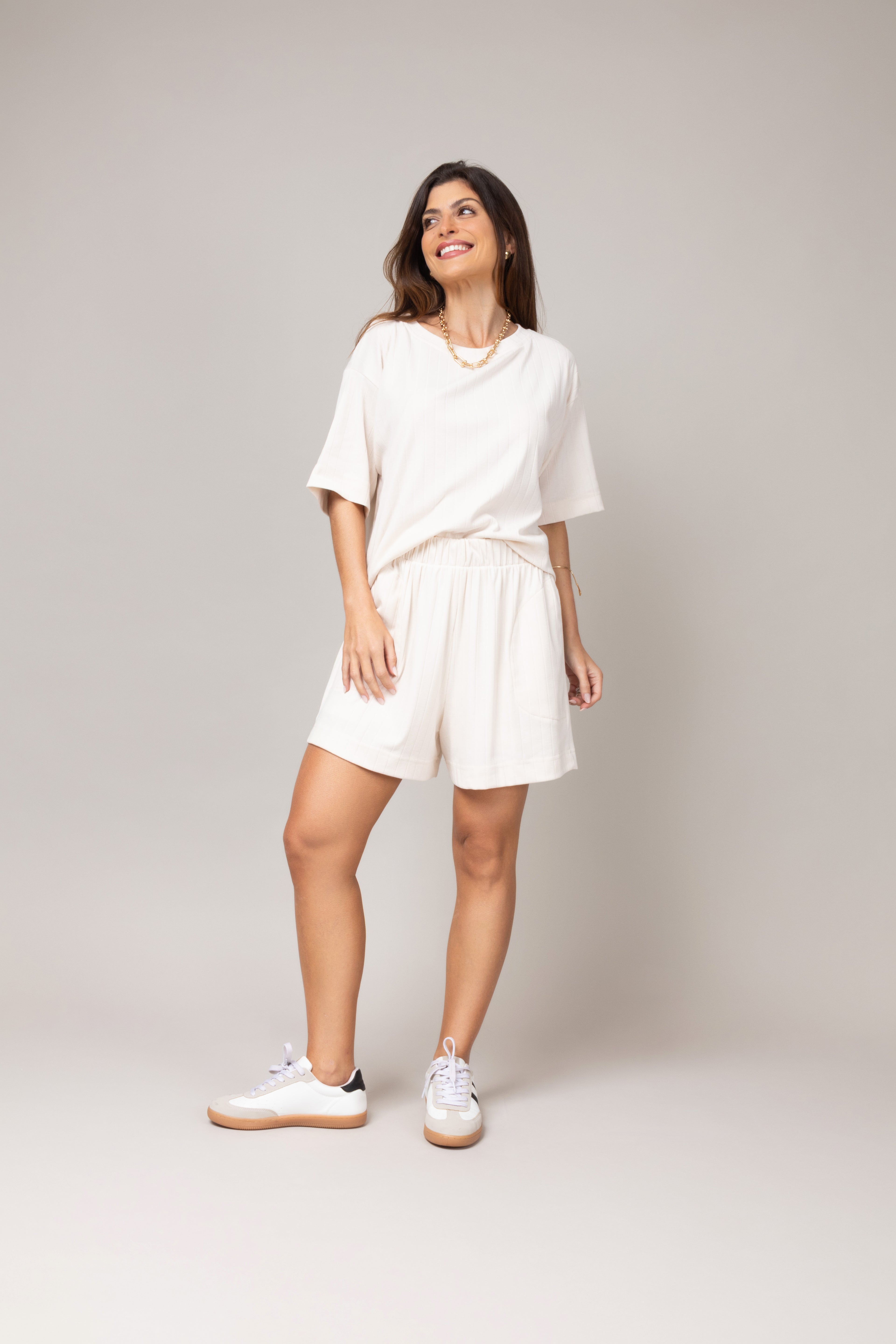 Conjunto de blusa ampla e short leve