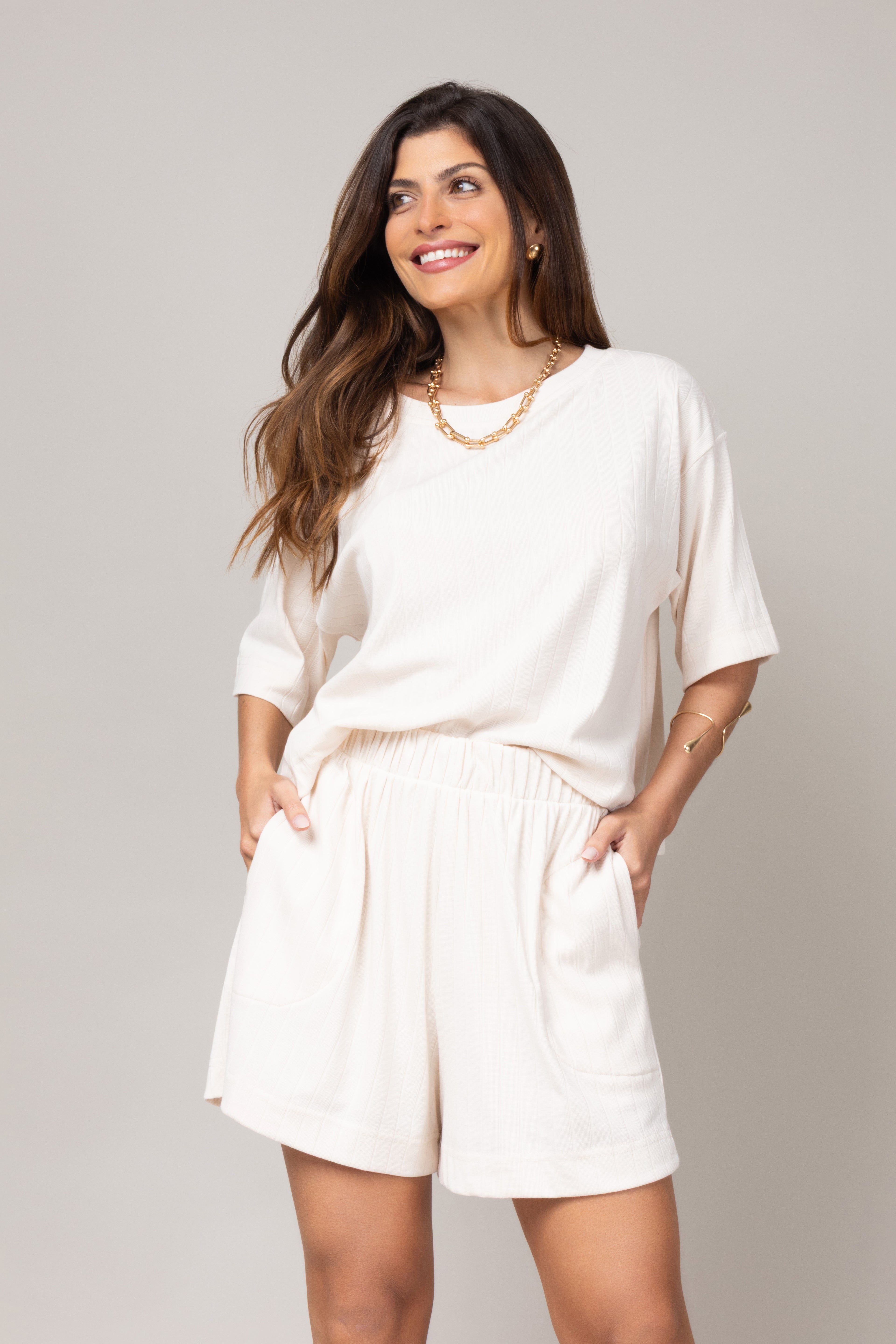 Conjunto de blusa ampla e short leve