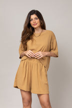 Conjunto de blusa ampla e short leve
