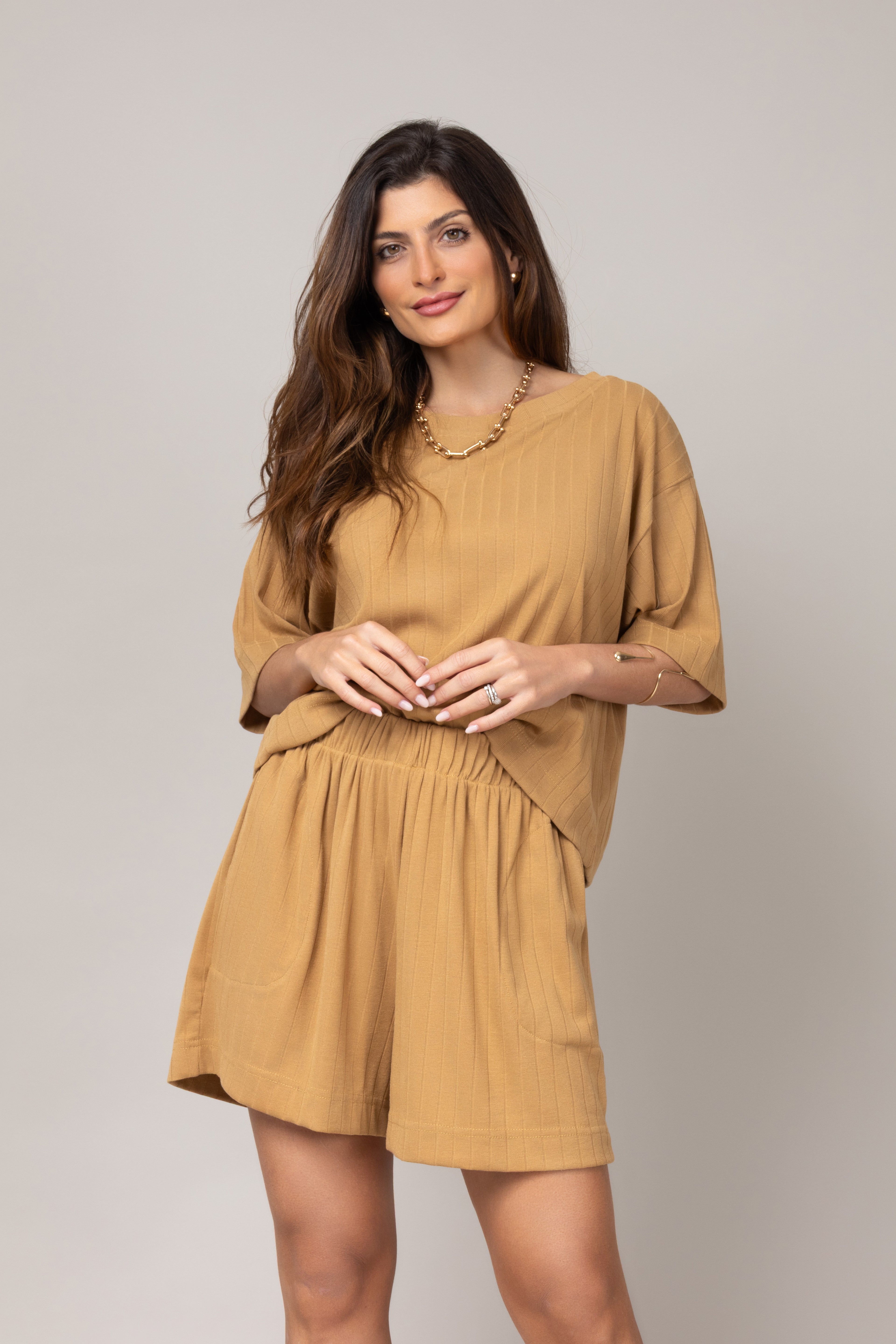 Conjunto de blusa ampla e short leve