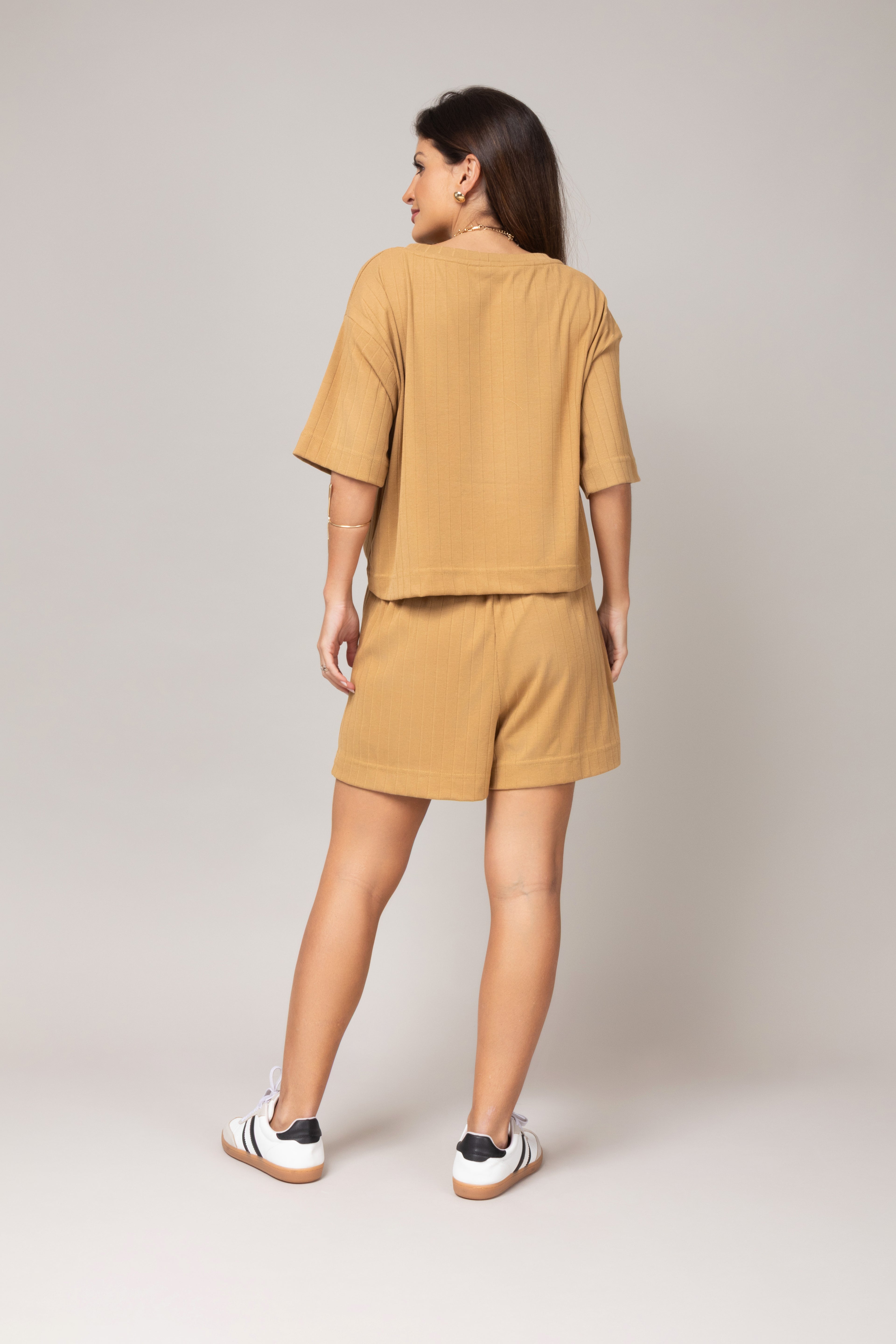 Conjunto de blusa ampla e short leve