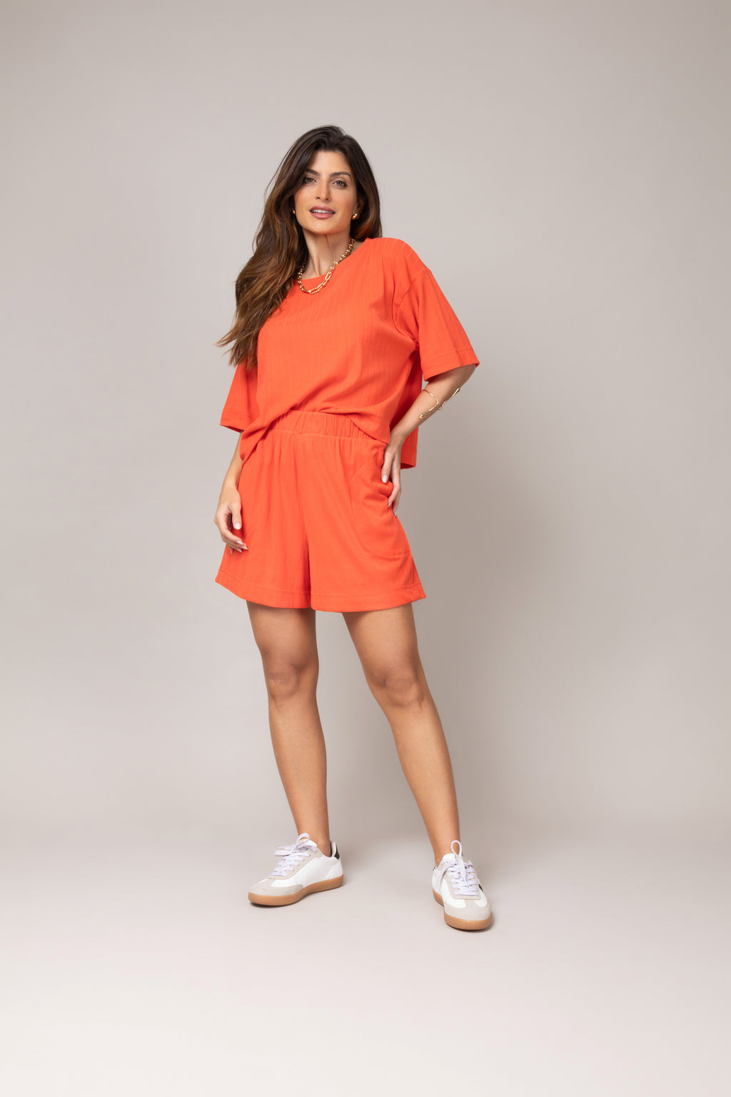 Conjunto de blusa ampla e short leve