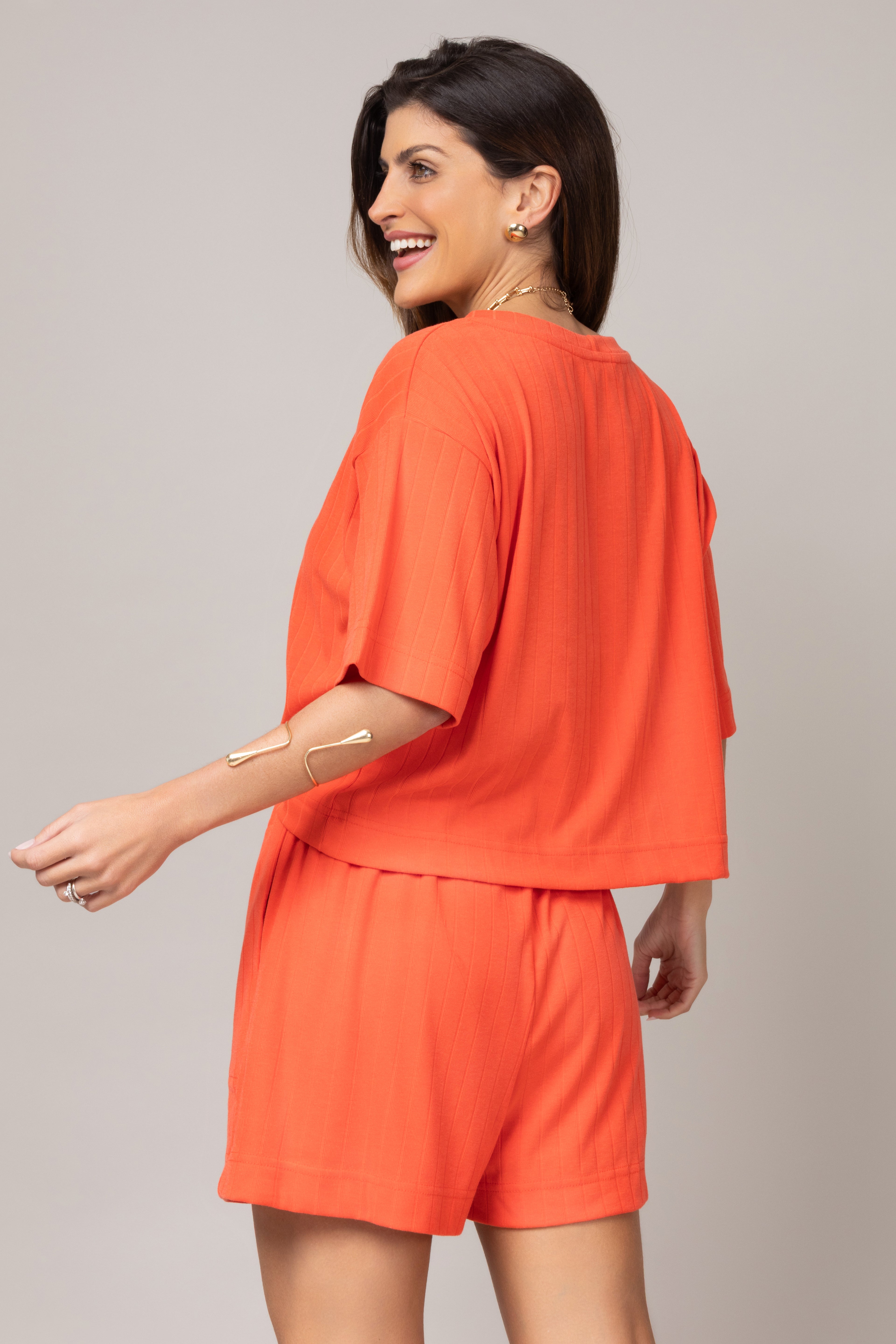 Conjunto de blusa ampla e short leve