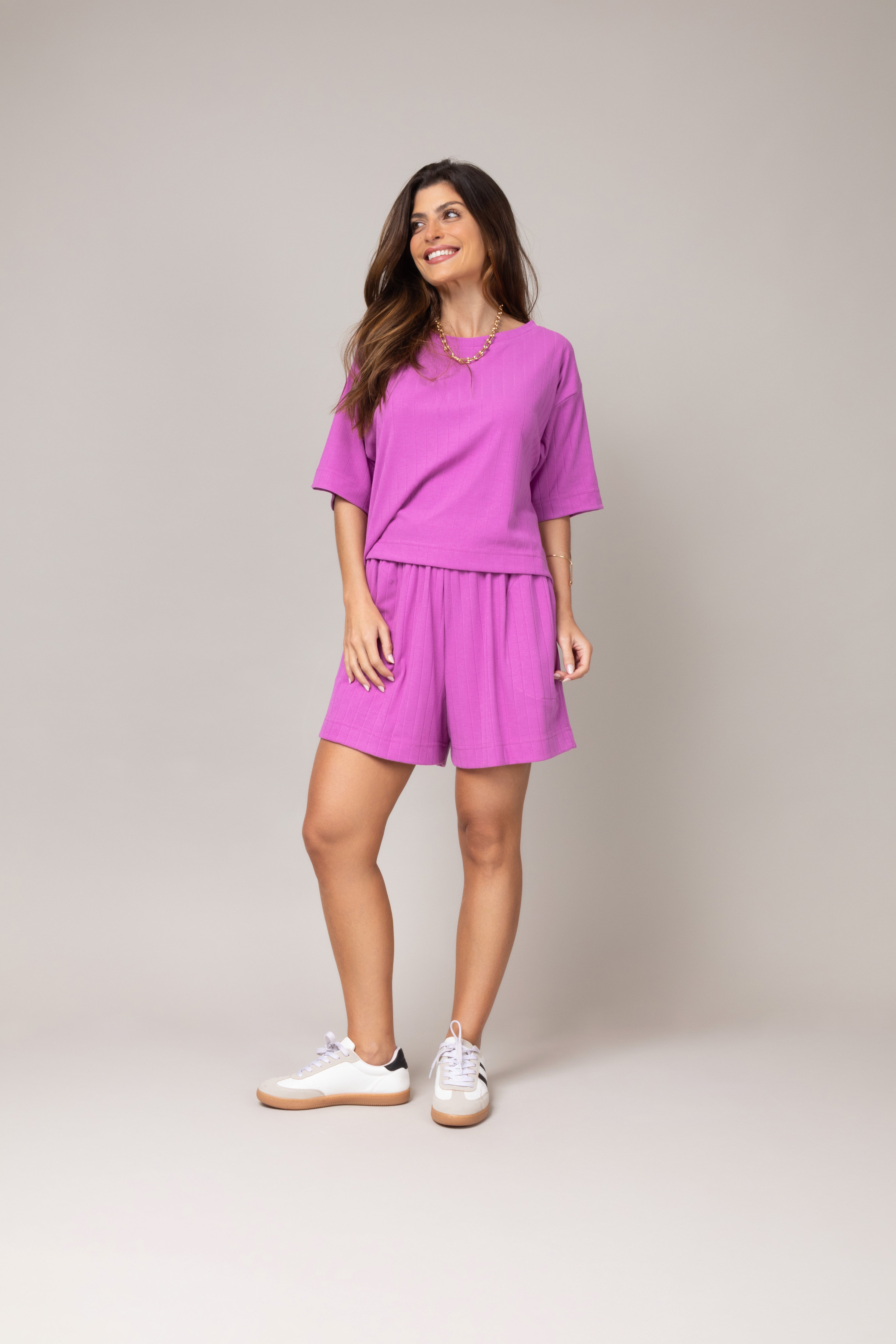 Conjunto de blusa ampla e short leve