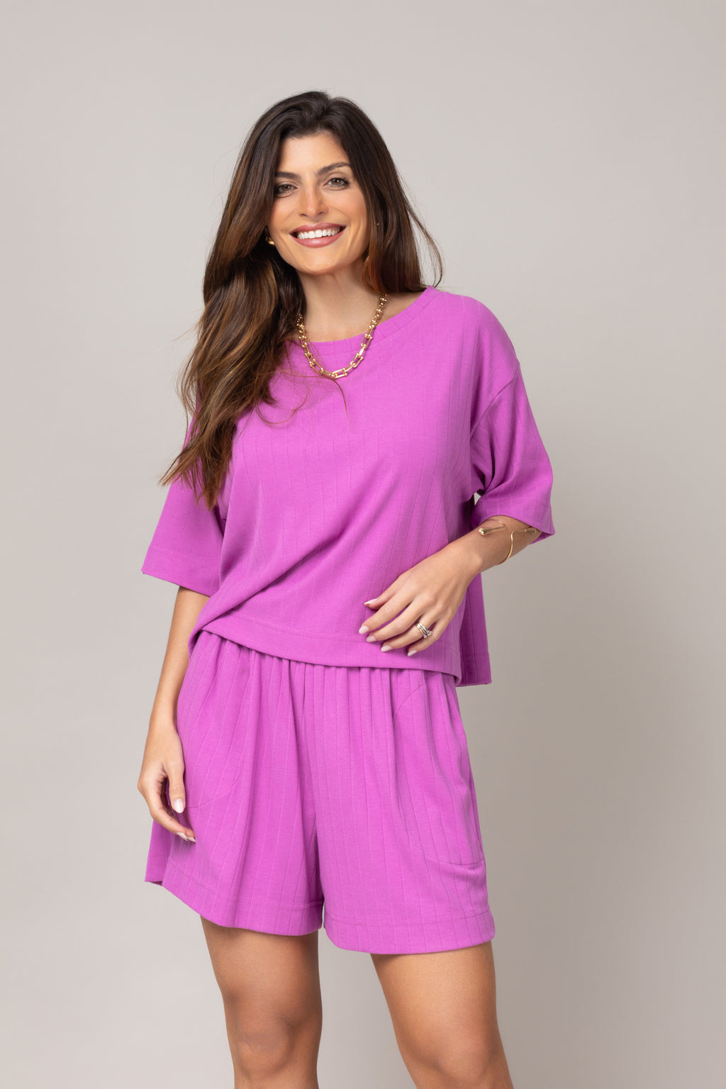 Conjunto de blusa ampla e short leve