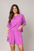 Conjunto de blusa ampla e short leve