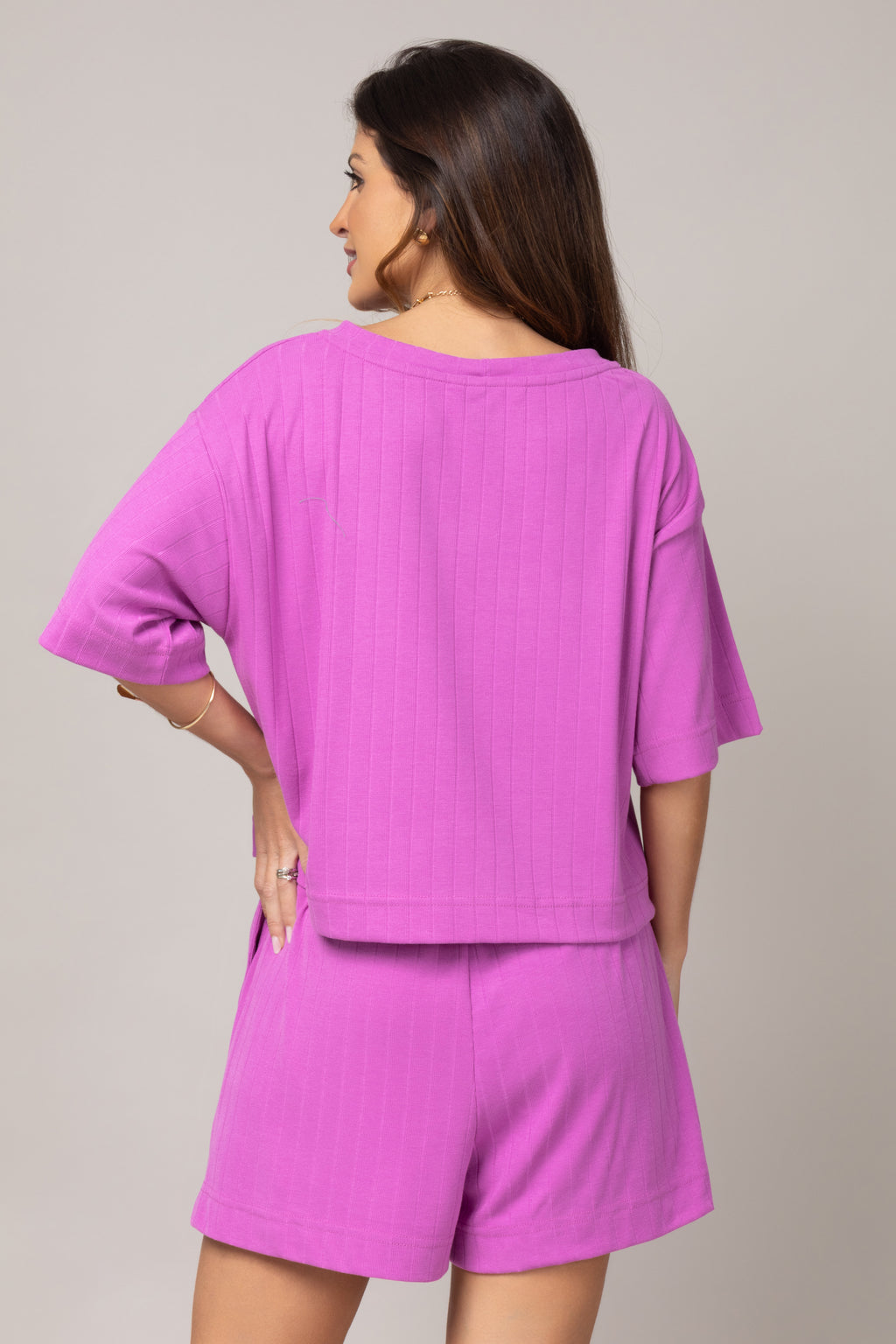 Conjunto de blusa ampla e short leve