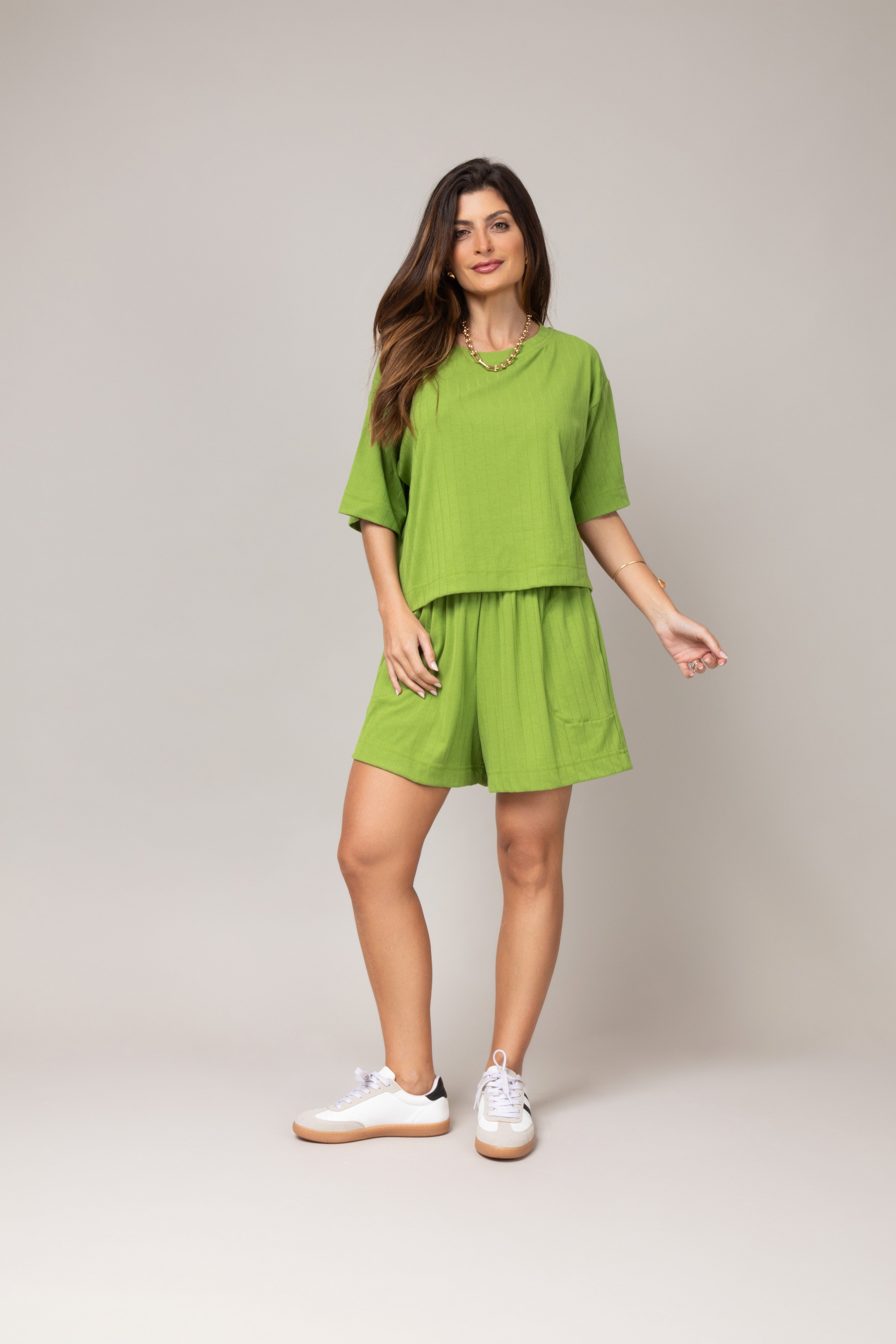 Conjunto de blusa ampla e short leve