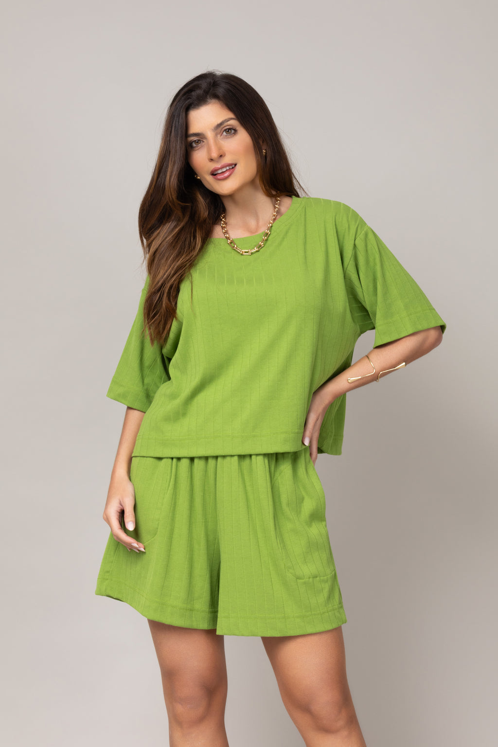 Conjunto de blusa ampla e short leve