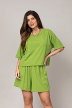 Conjunto de blusa ampla e short leve