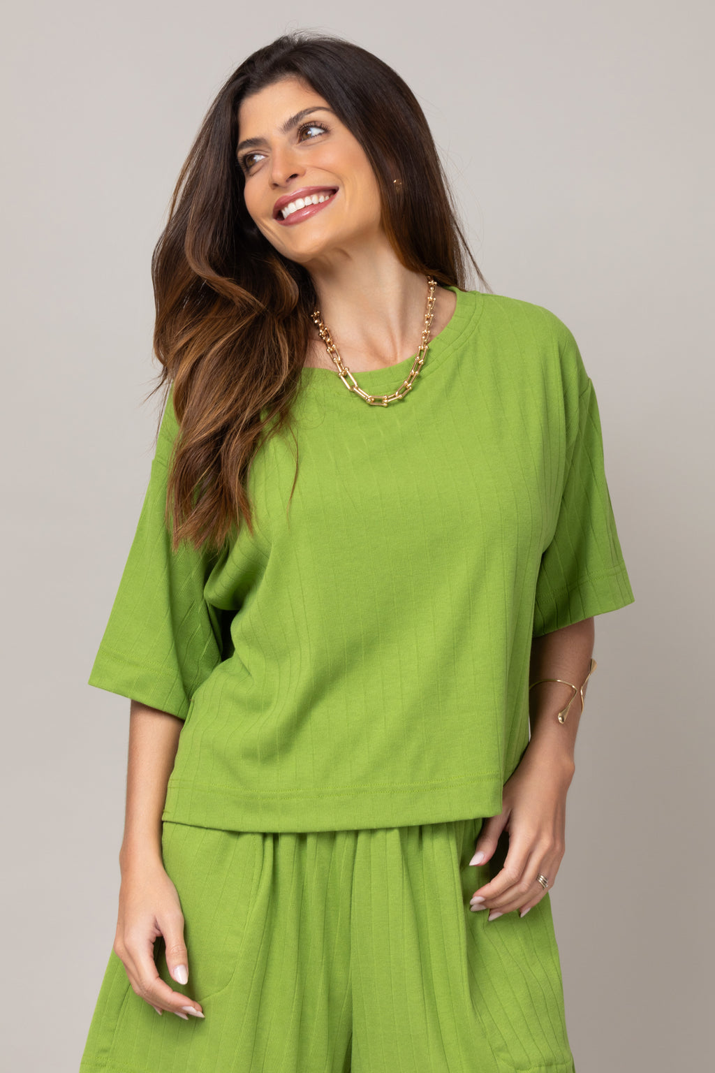 Conjunto de blusa ampla e short leve