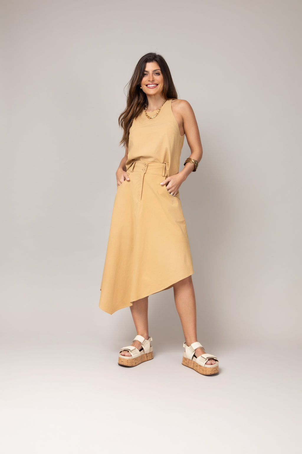 Conjunto top regata e saia assimétrica