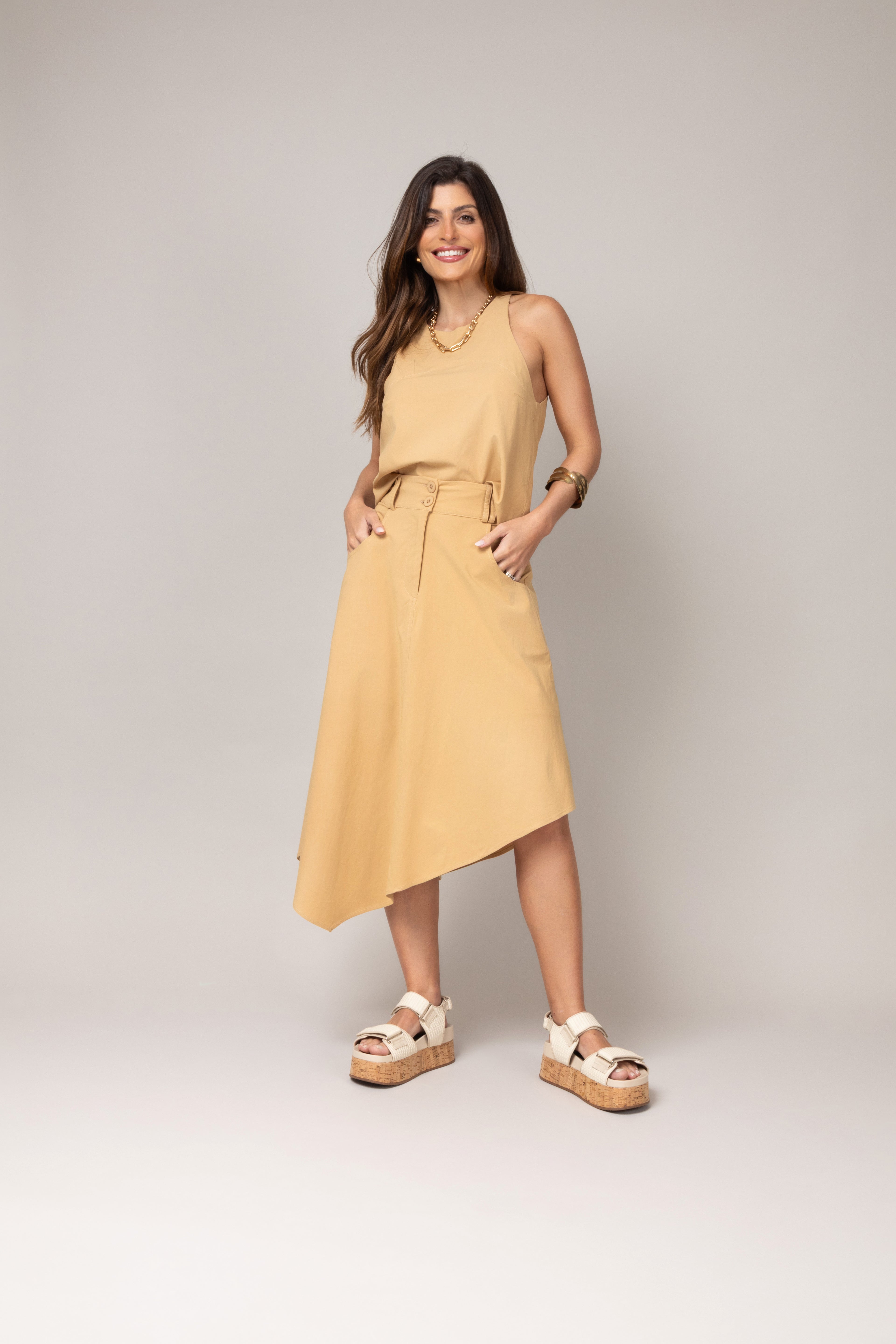 Conjunto top regata e saia assimétrica