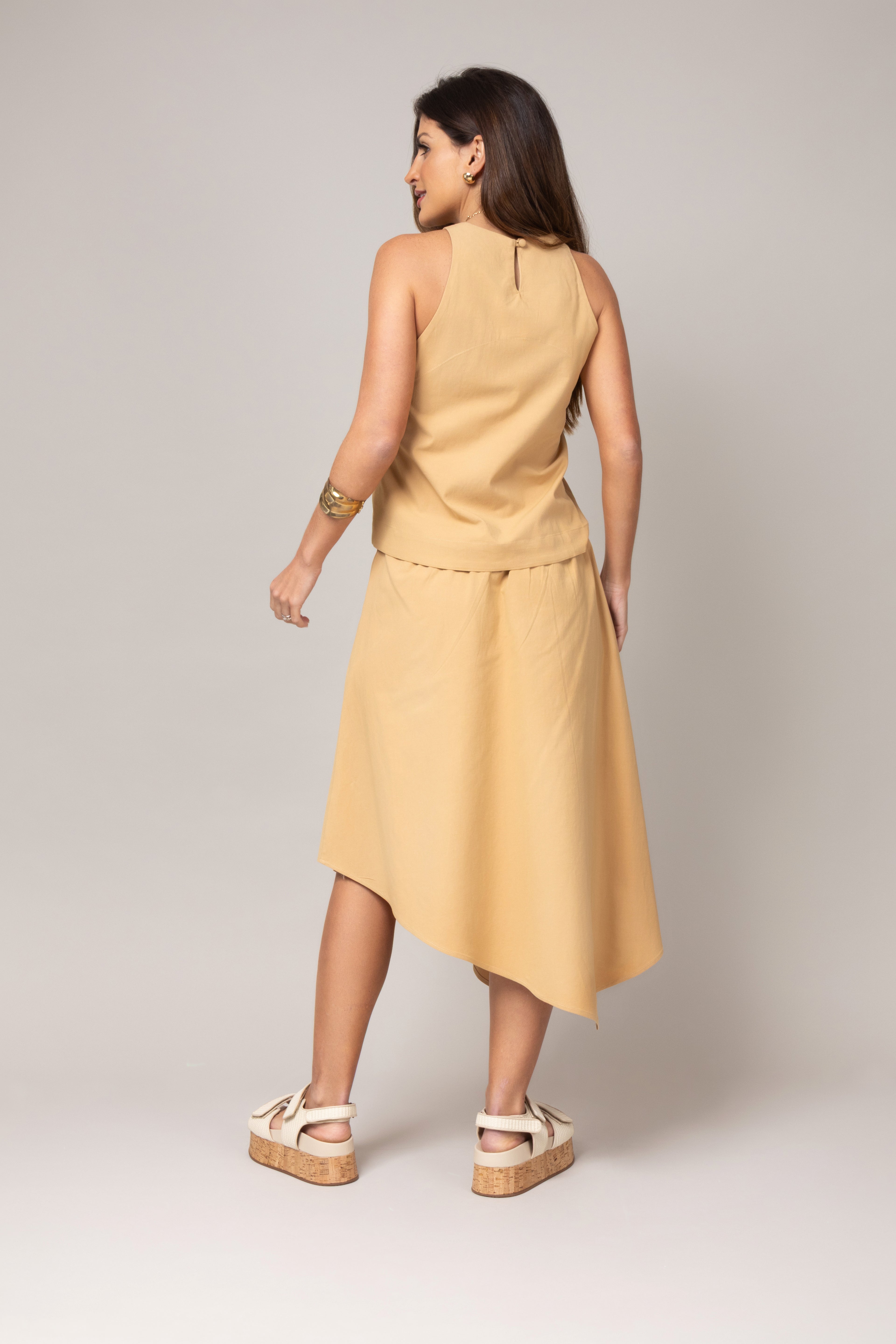 Conjunto top regata e saia assimétrica