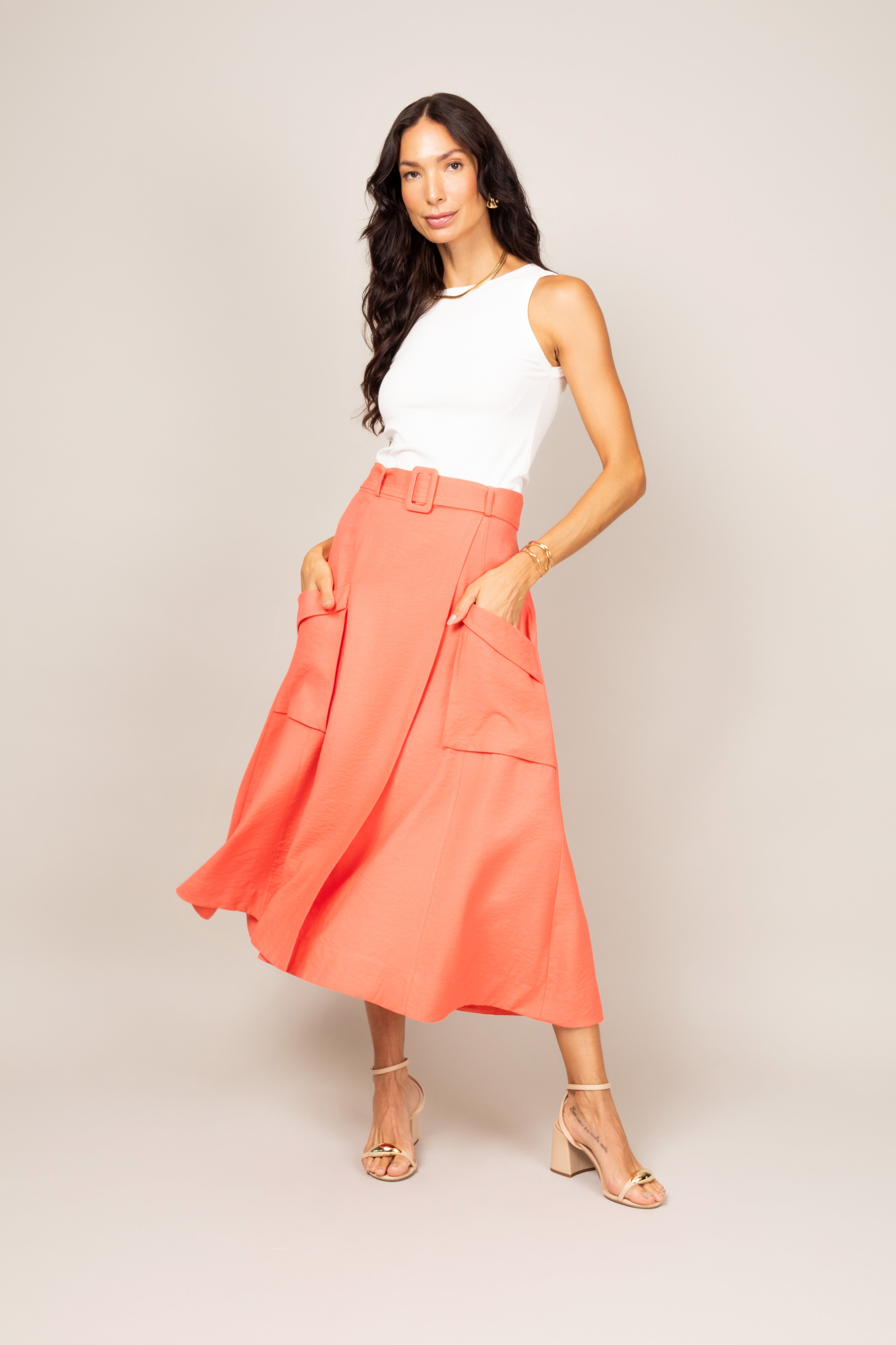 Saia midi com bolsos e cinto forrado