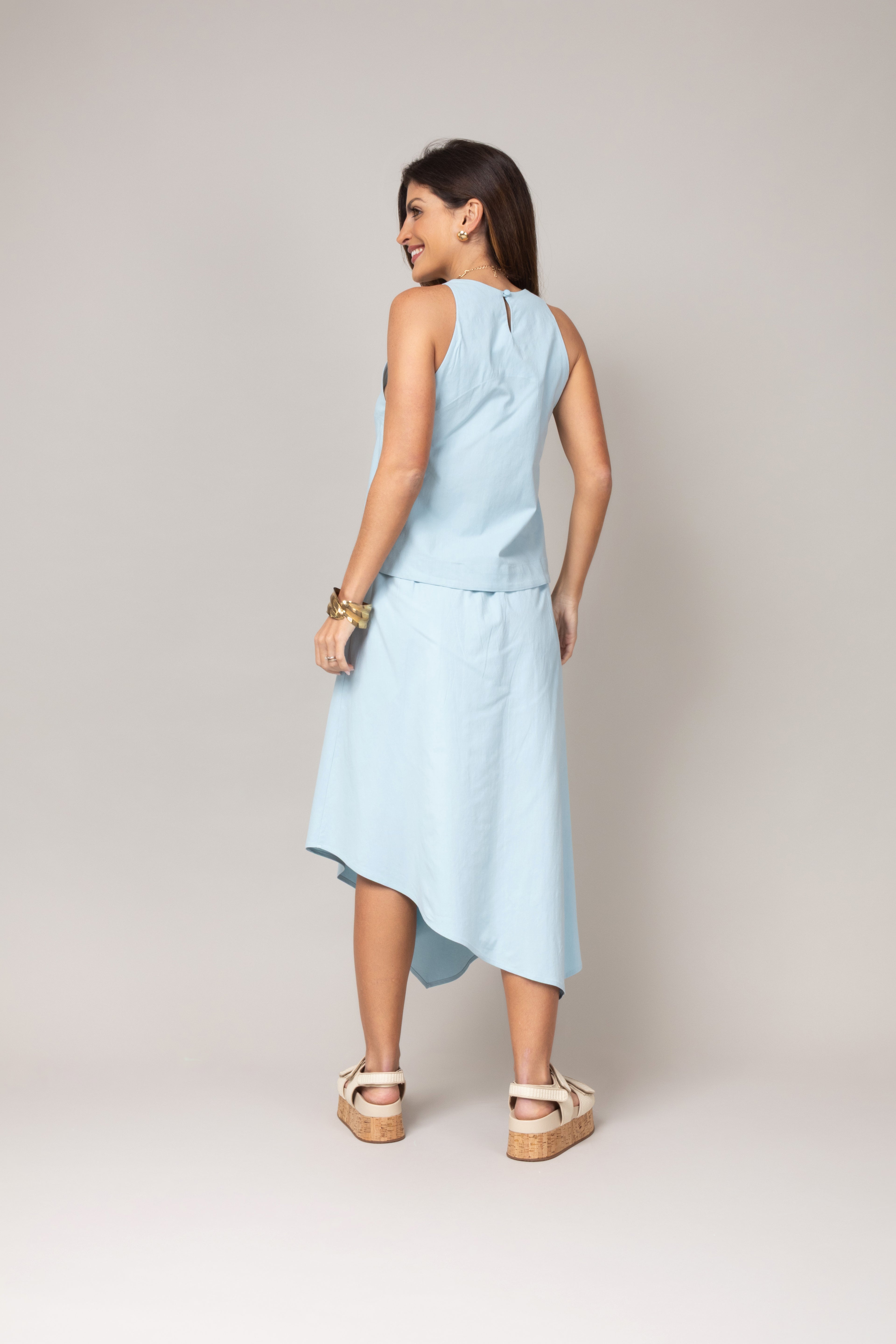 Conjunto top regata e saia assimétrica
