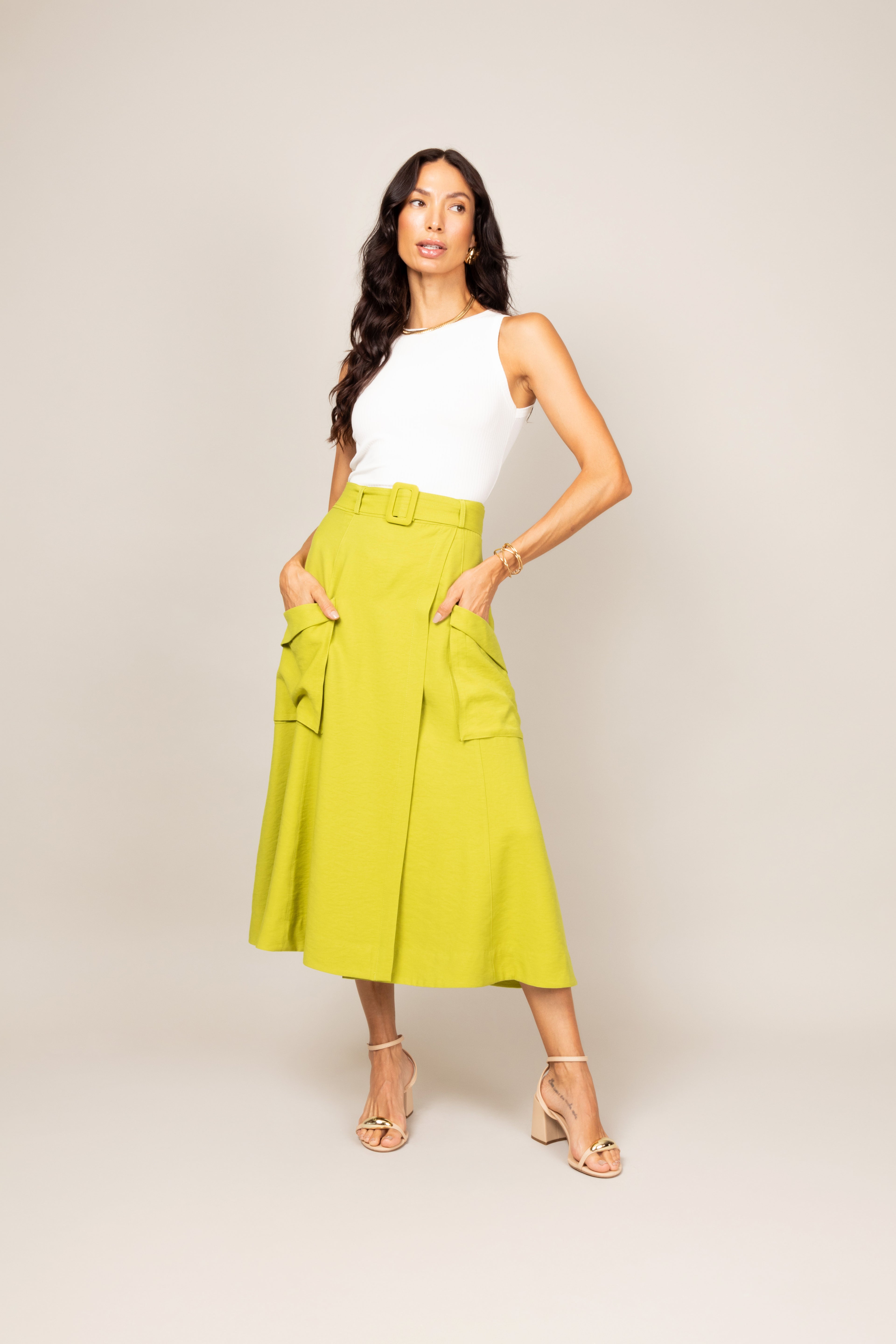 Saia midi com bolsos e cinto forrado
