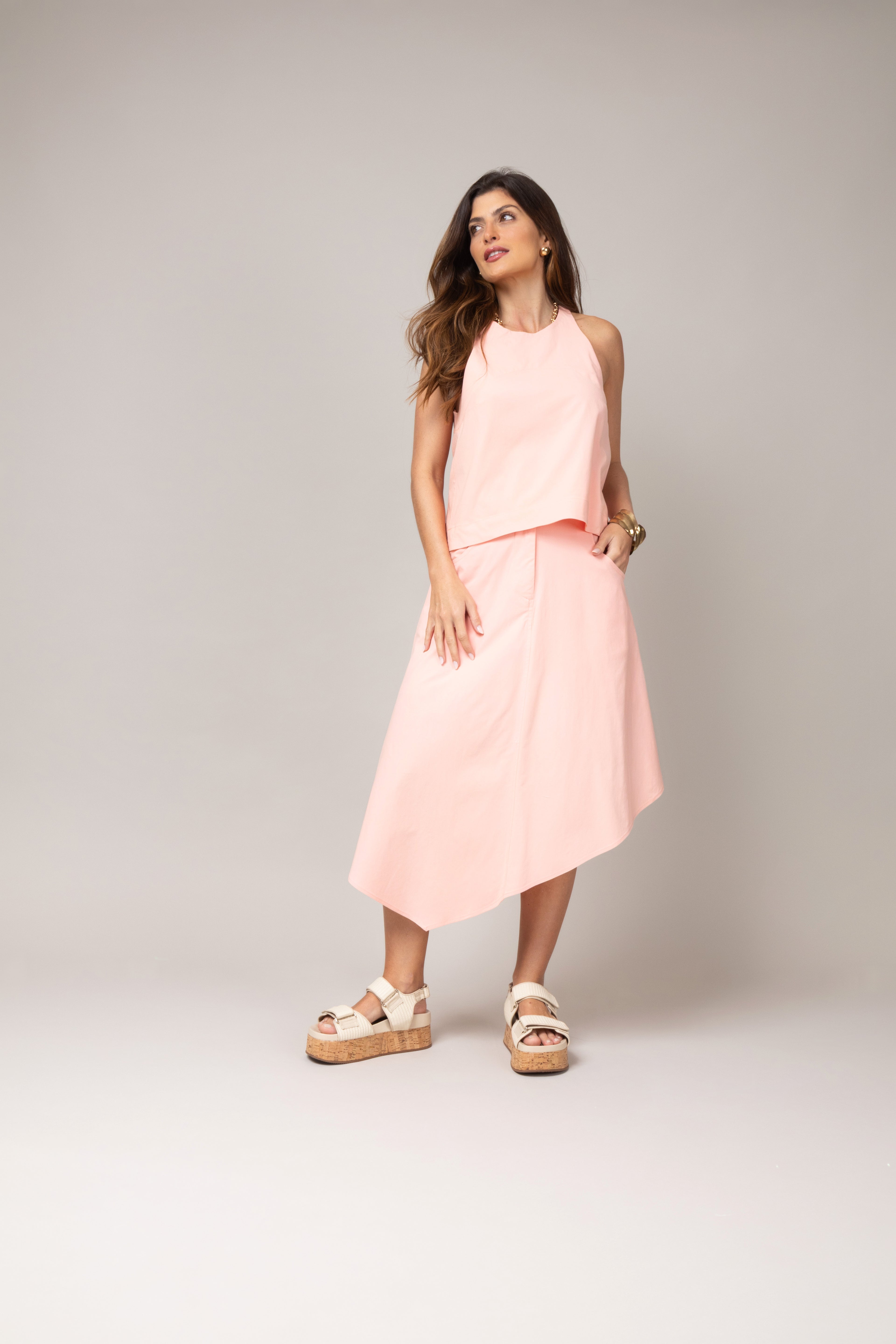 Conjunto top regata e saia assimétrica