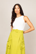 Saia midi com bolsos e cinto forrado