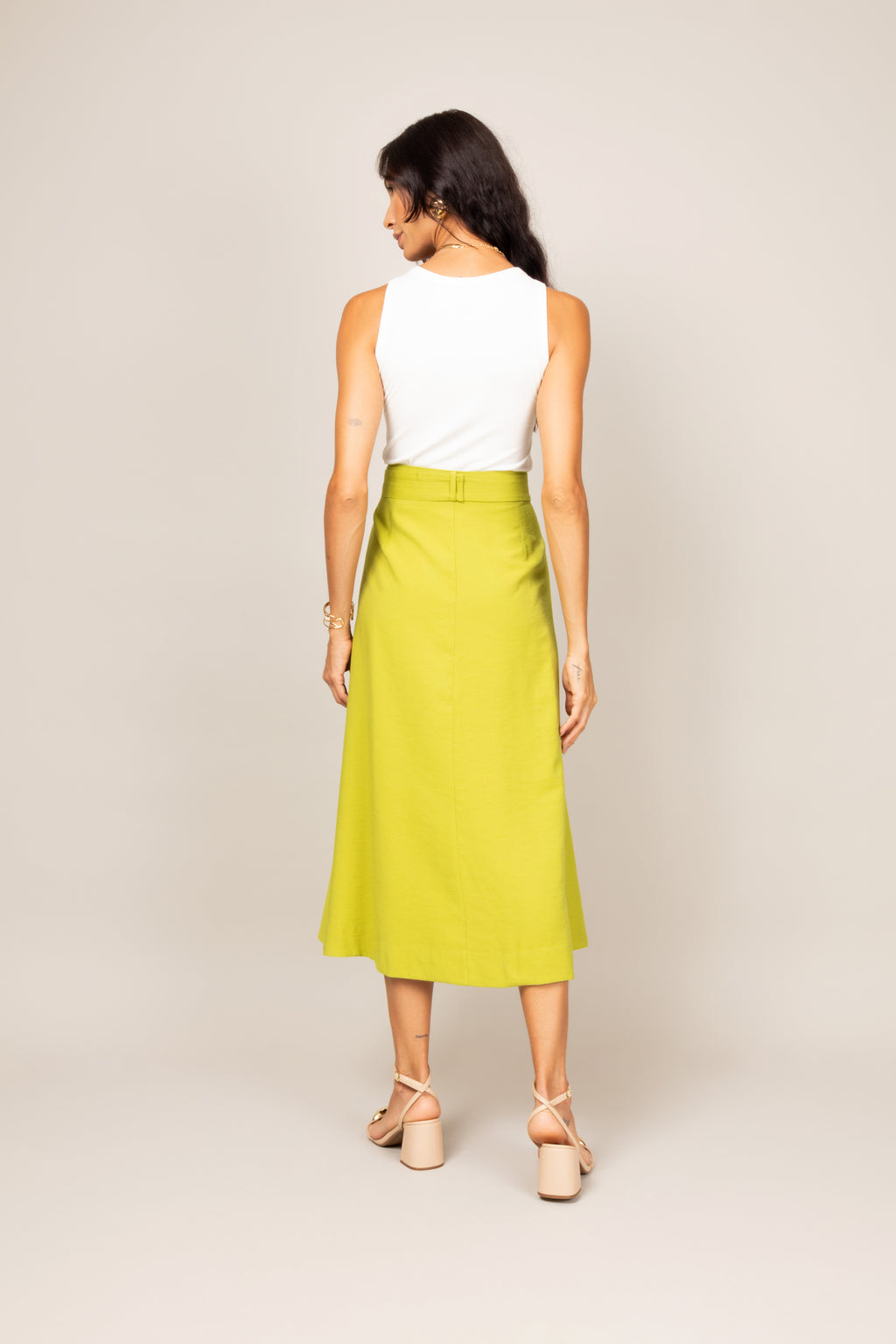 Saia midi com bolsos e cinto forrado