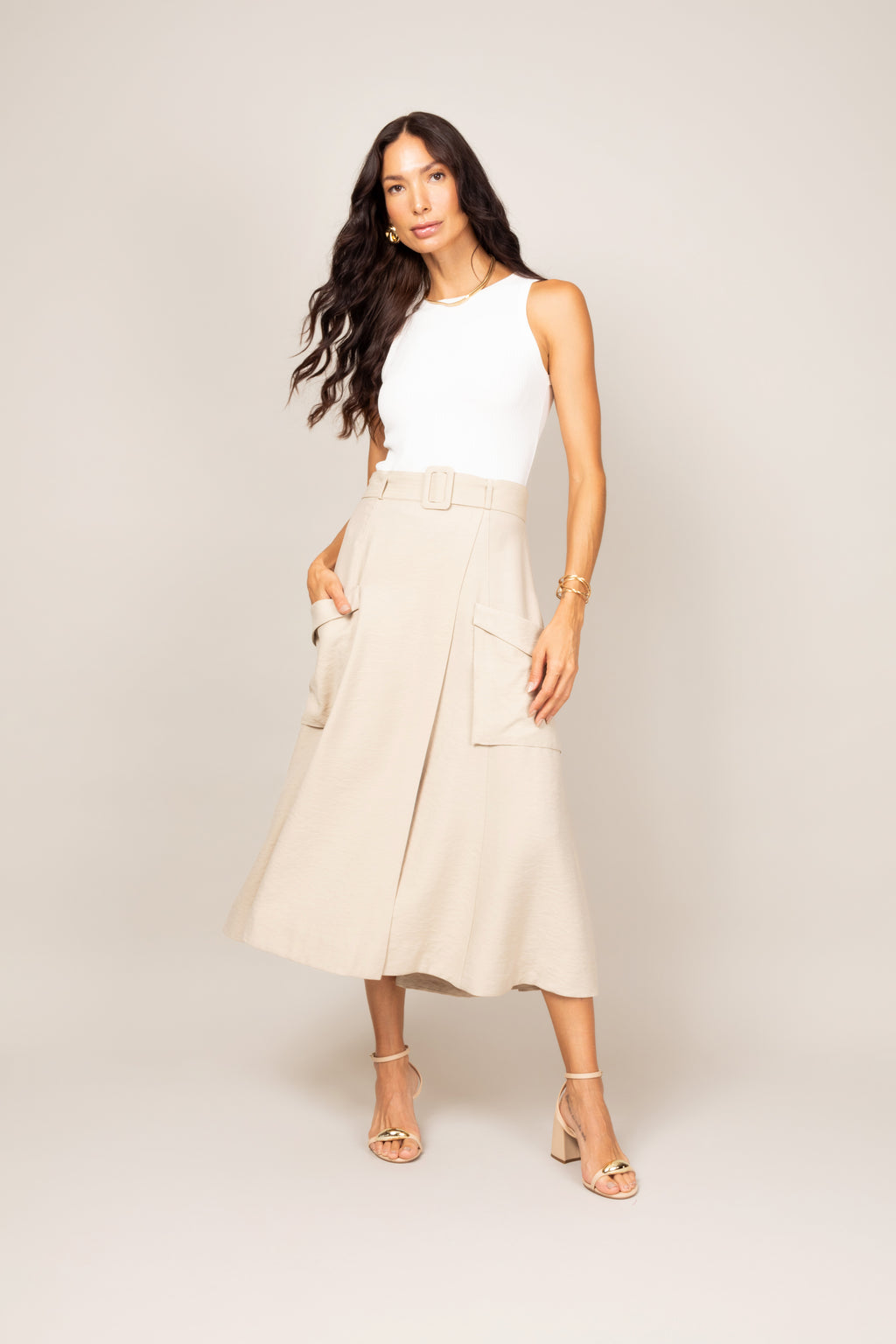 Saia midi com bolsos e cinto forrado